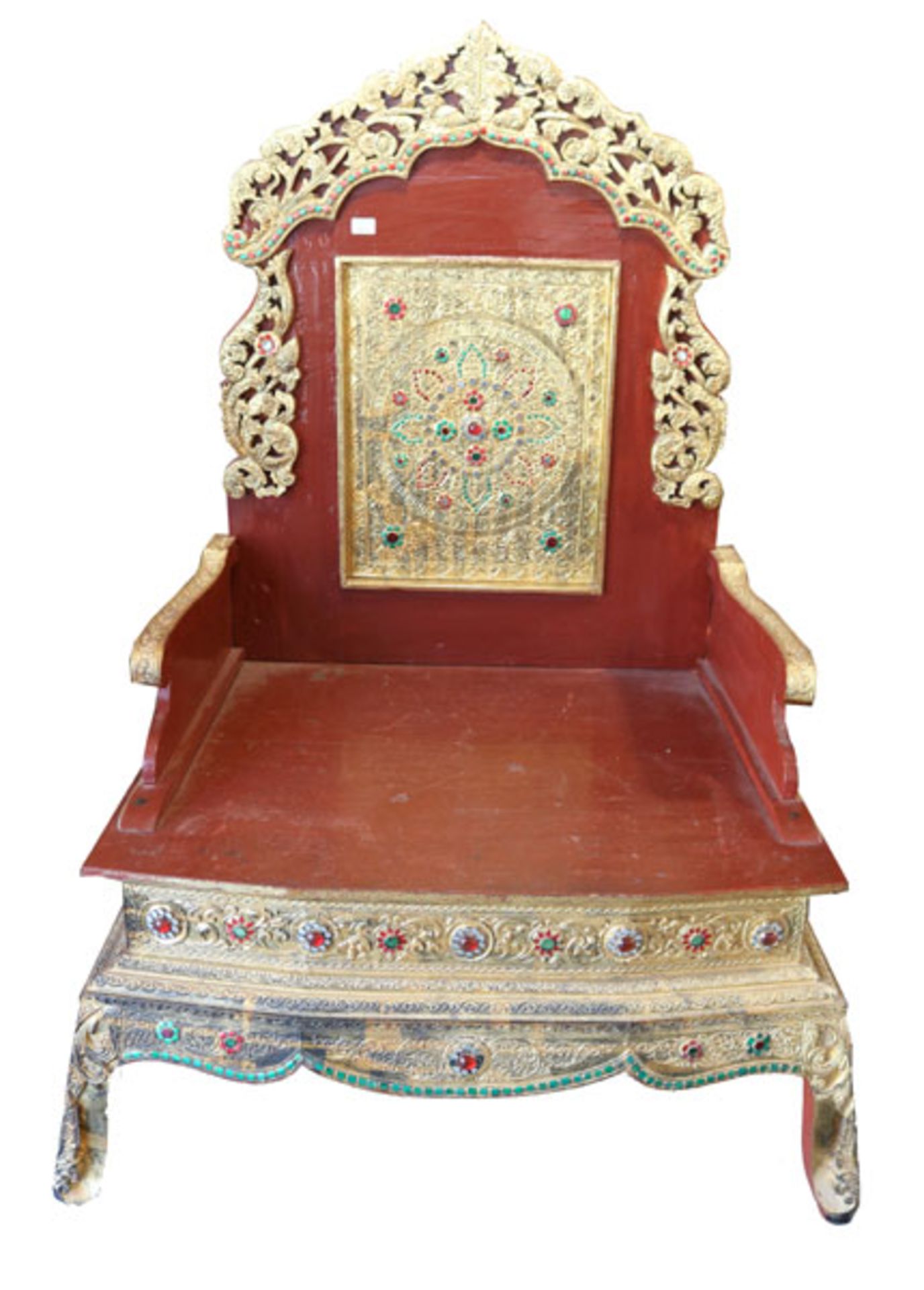 Buddha Thron, reiche Holz Reliefschnitzerei, teils vergoldet und mit bunten Glassteinen verziert,