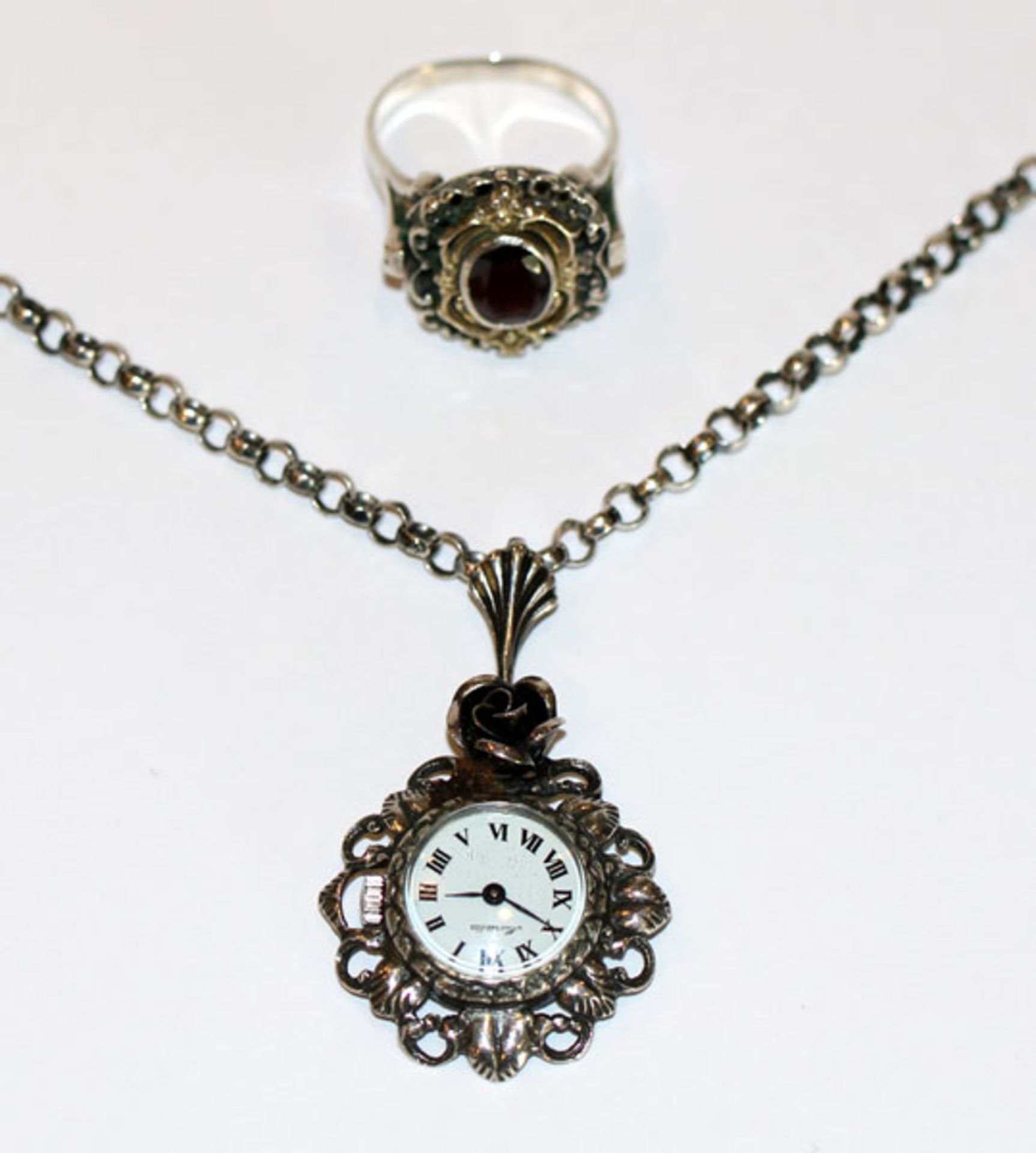 Silber Anhängeruhr mit plastischer Rose verziert, L 5 cm, an Kette, L 78 cm, und Granat-Ring, Gr.