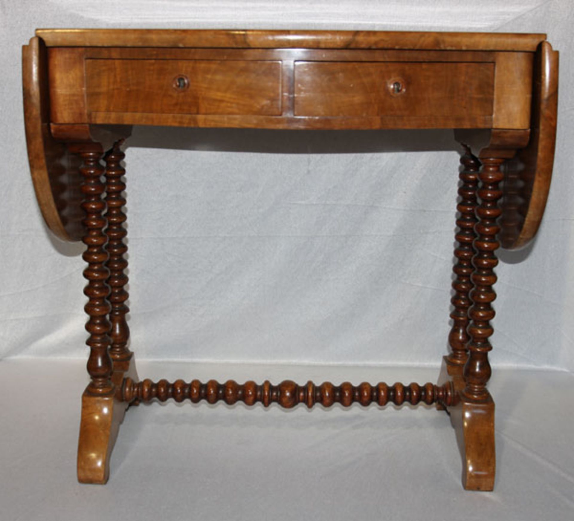 Tisch auf gedrechselten Beinen, beidseitig abklappbar, Korpus mit 2 Schüben, 19. Jahrhundert, Platte