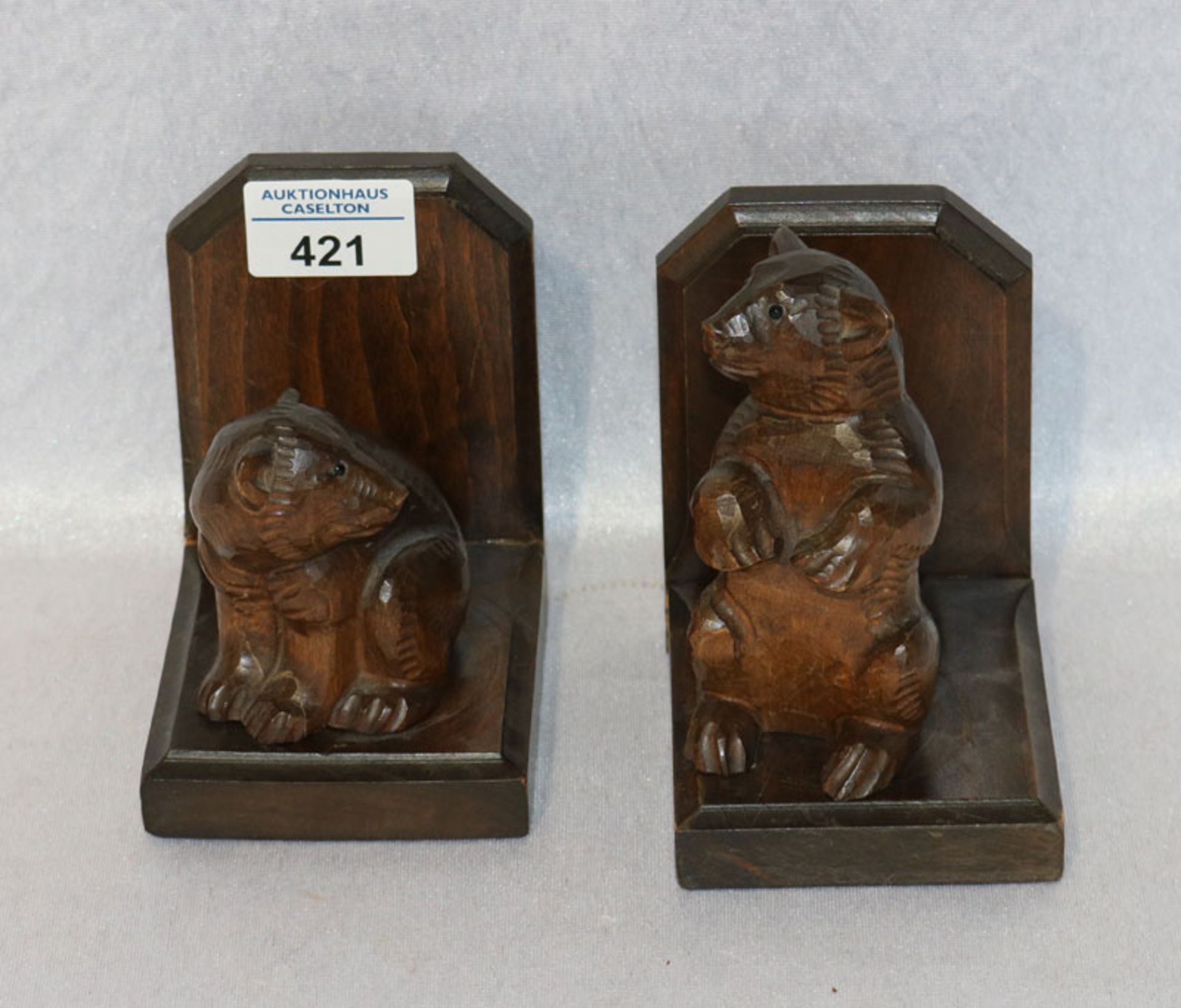 Paar Holz Buchstützen mit plastischen Bären, einer beschädigt und geklebt, H 13 cm, B 9 cm, T 11 cm