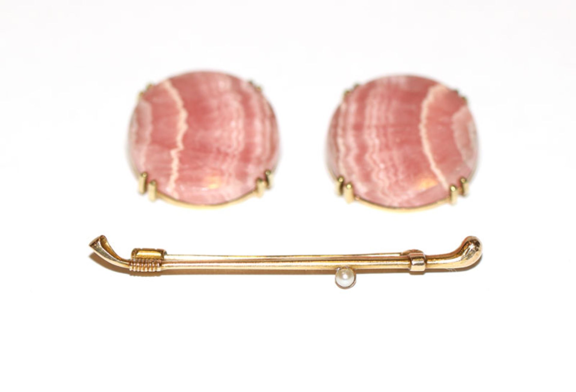 Paar 14 k Gelbgold Ohrclips mit Rhodochrosit, D 2 cm, und Nadel in Form einer Reitgerte mit Perle, B