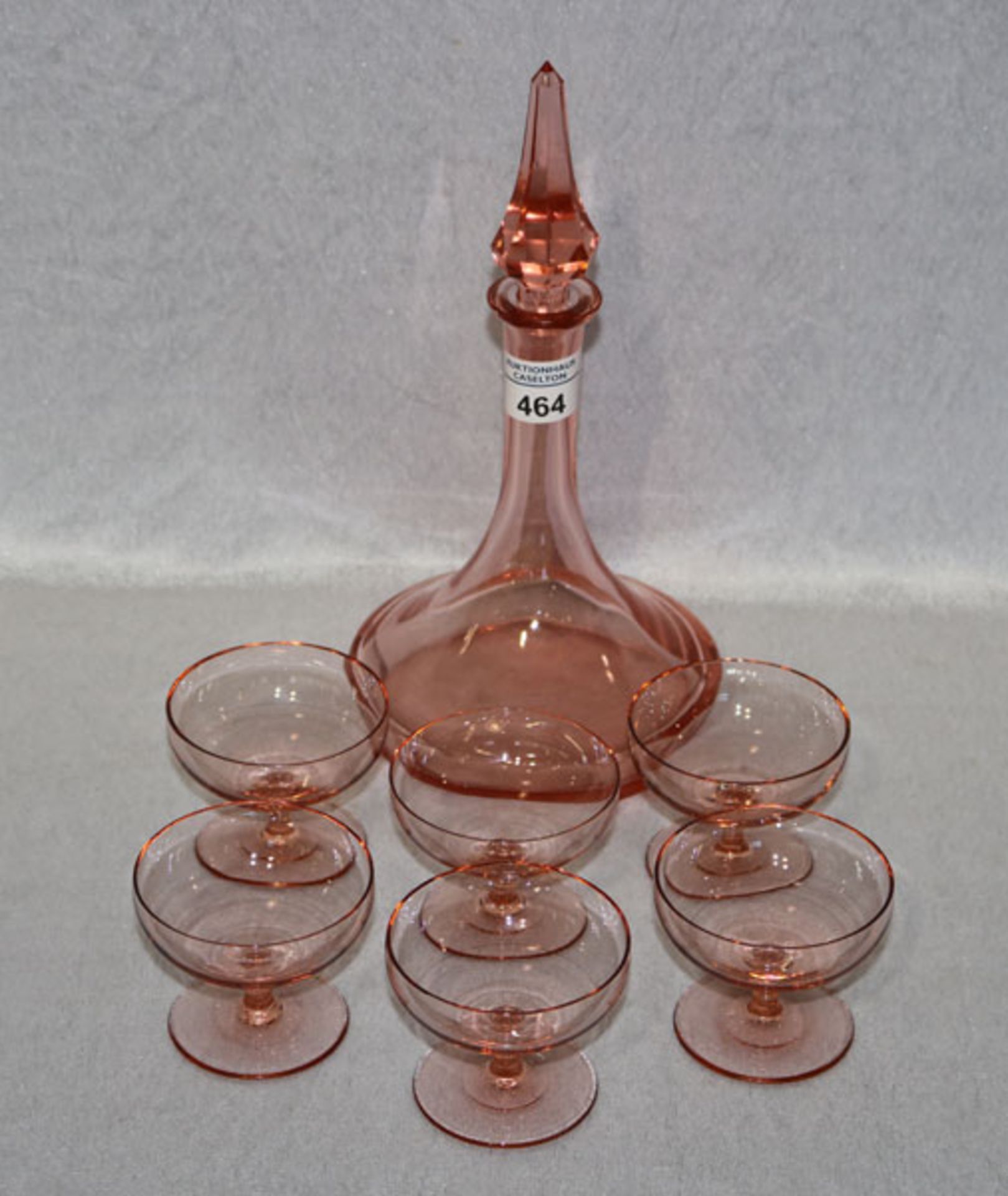 Likörset aus rosefarbenem Glas, Karaffe, H 26 cm, und 6 Likörschalen, eine leicht bestossen, H 6 cm,