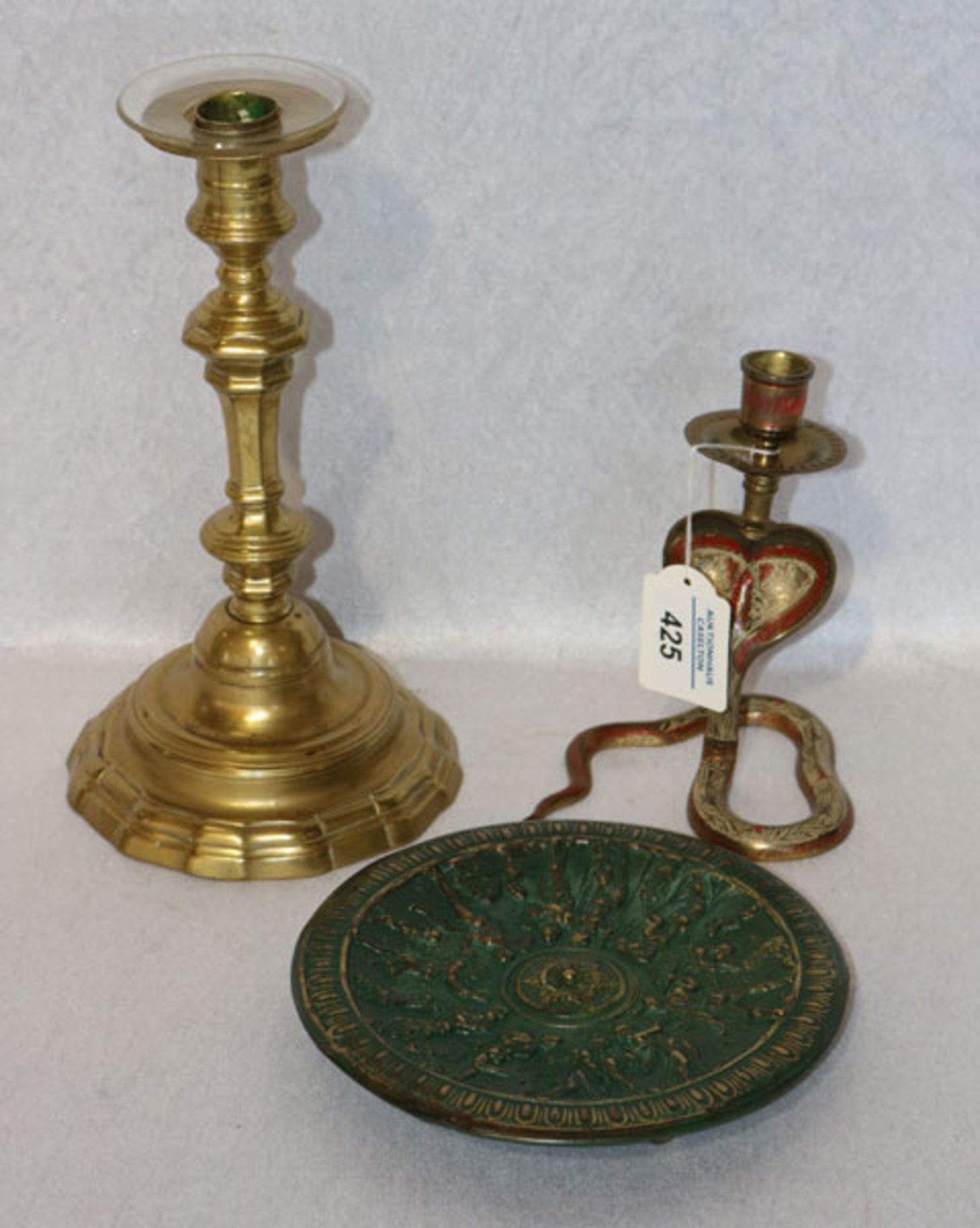 Konvolut: Messing Kerzenleuchter, H 23,5 cm, Metall Kerzenleuchter in Schlangenform, verziert, H