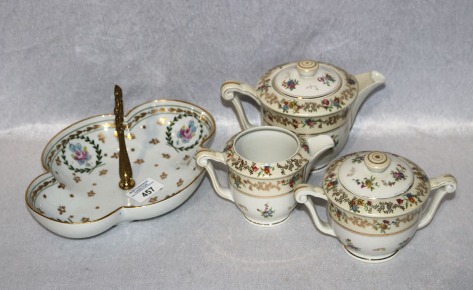 Limoges Teekännchen mit Milch und Zucker, Blumen- und Golddekor, Gold teils berieben, und Limoges