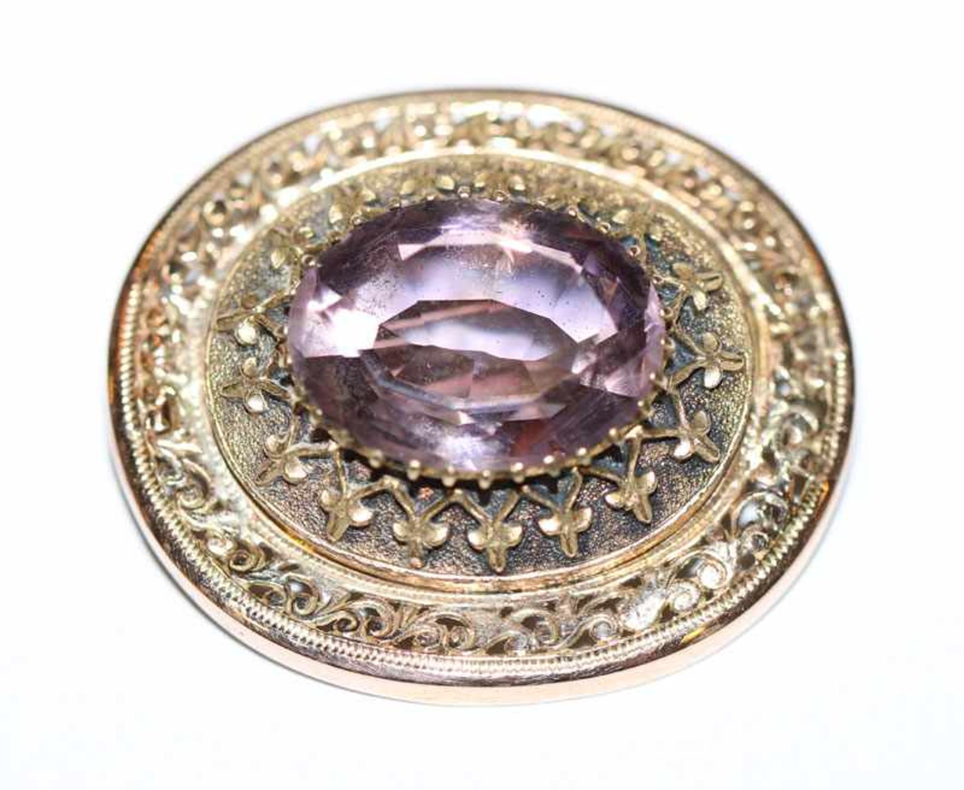 Dekorative 14 k Gelbgold Brosche mit Amethyst, feine Handarbeit, 7,3 gr., B 3 cm, H 2,8 cm