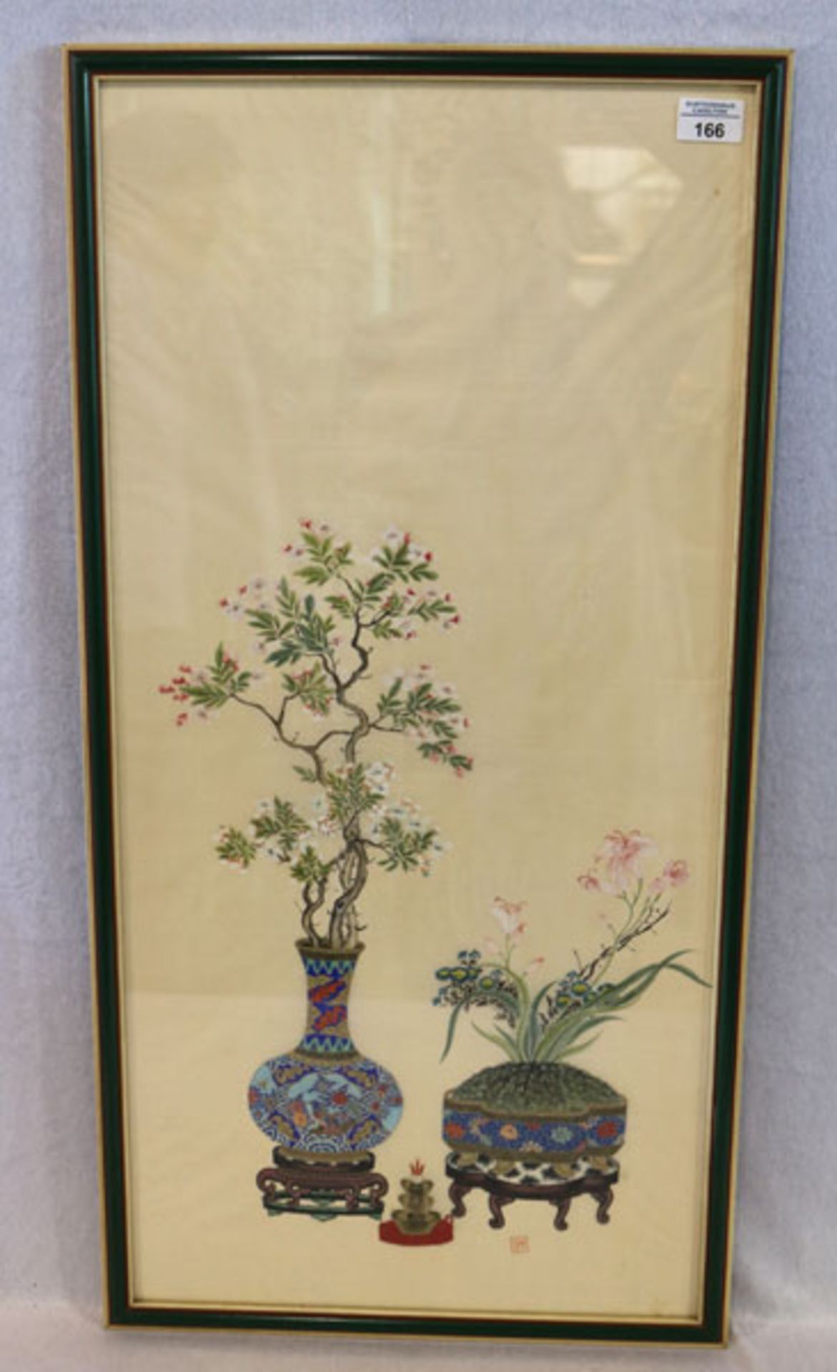 Asiatisches Seidenbild 'Floraldarstellungen', Stempelsignatur, unter Glas gerahmt, Rahmen leicht