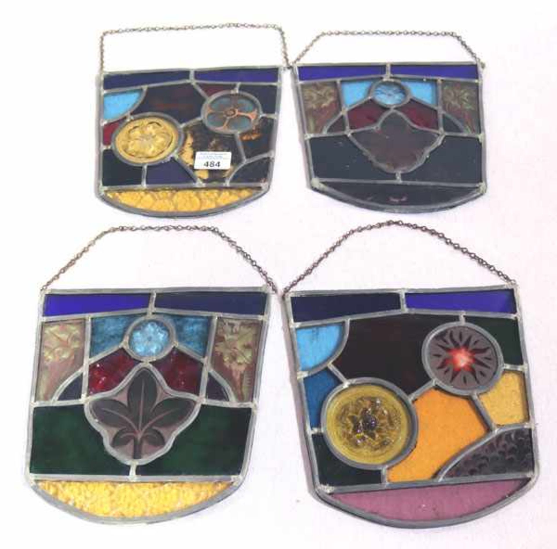 4 dekorative Glas-Fensterbilder in verschiedenen Dekoren und Farben, H 22 cm, B 22 cm, gut erhalten