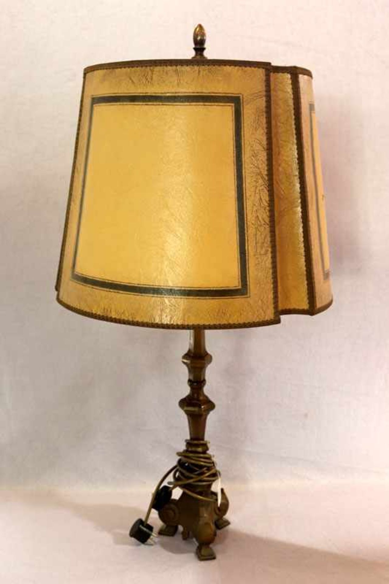Tischlampe, Metallfuß mit beigem Schirm, H 82 cm, D 46 cm, Gebrauchsspuren