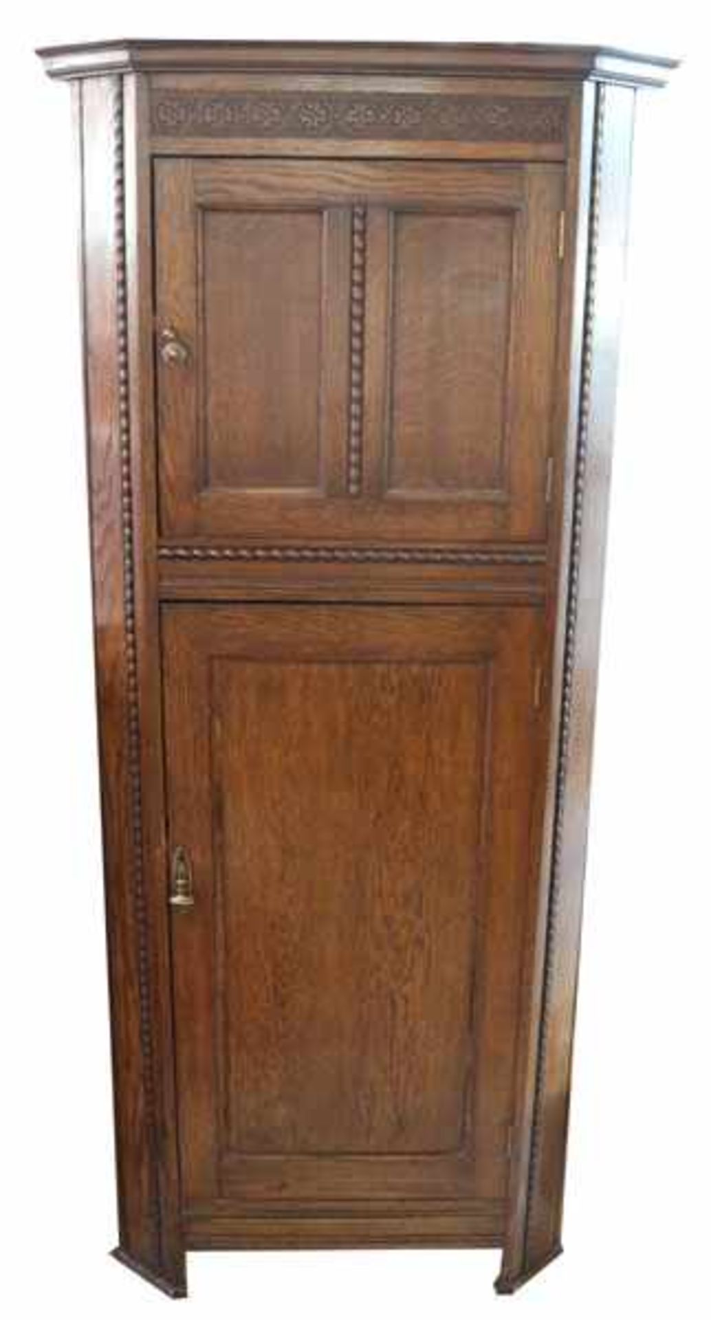 Eckschrank, Eiche, Korpus mit 2 Türen, Kassettendekor, teils beschnitzt, um 1900, H 167 cm, B 75 cm,