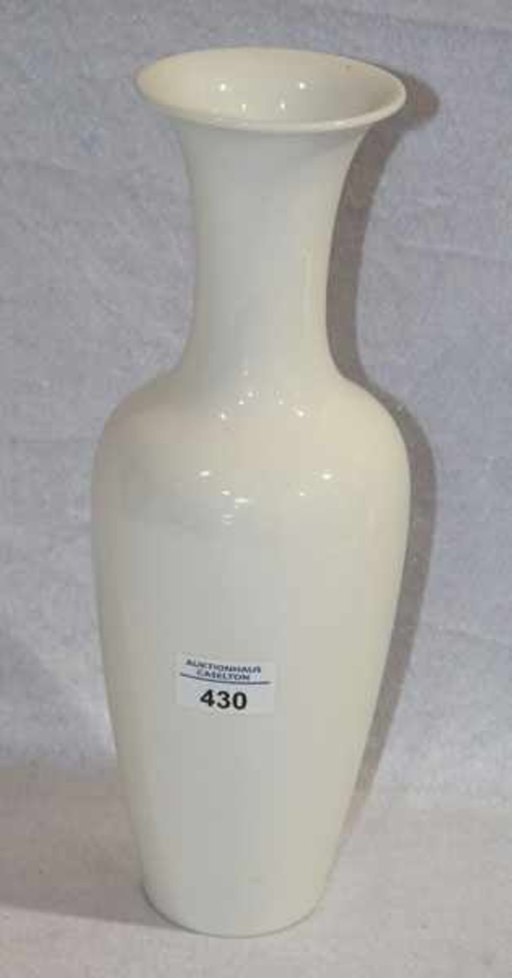 KPM Blumenvase, weiß glasiert, H 34,5 cm, Gebrauchsspuren