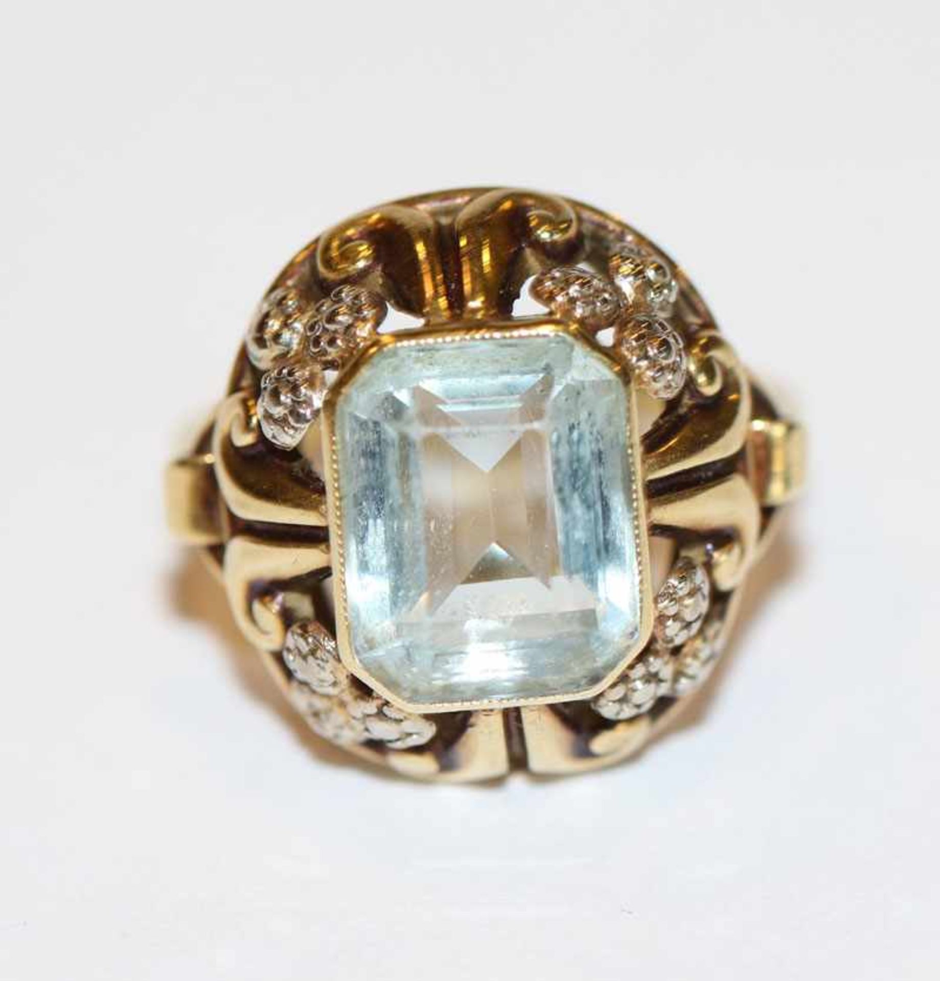 14 k Gelbgold Ring mit hellblauem Glasstein, ältere Handarbeit, Gr. 50, 3,5 gr.