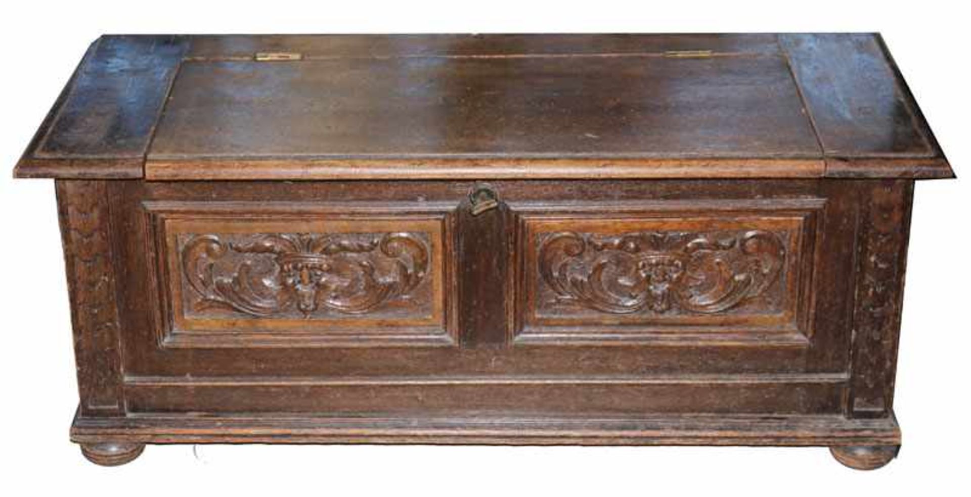 Sitztruhe, Korpus aufklappbar, schauseitig mit Kassettendekor, beschnitzt, 19. Jahrhundert, H 45 cm,