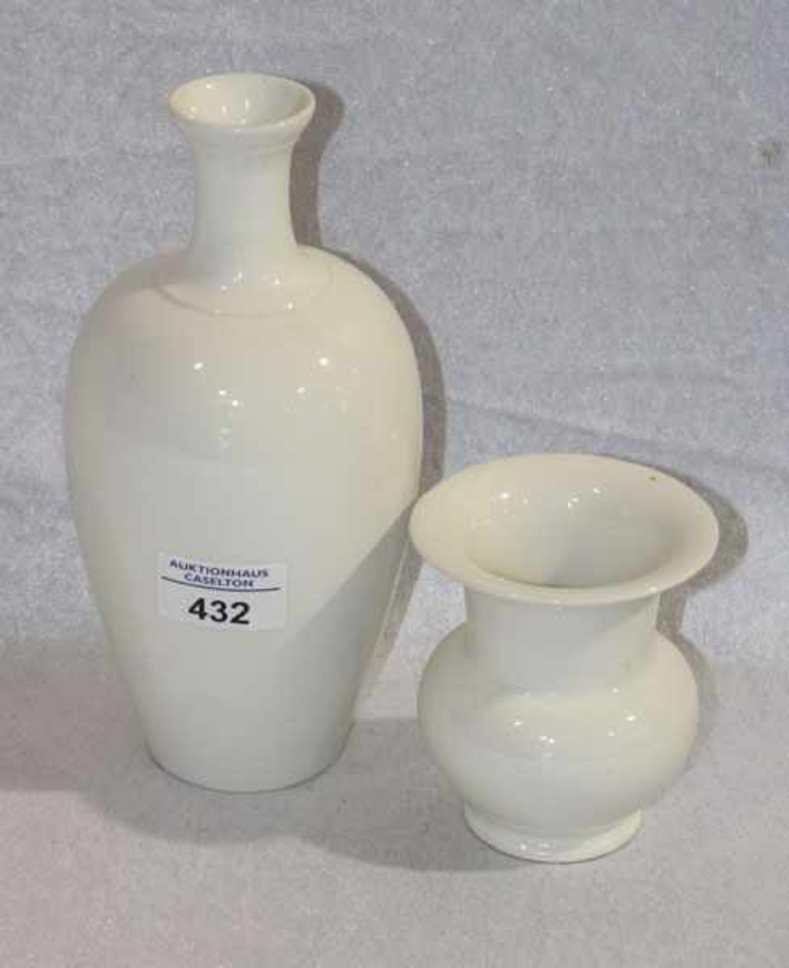 2 KPM Blumenvasen in verschiedenen Formen, weiß glasiert, H 10/22 cm, Gebrauchsspuren