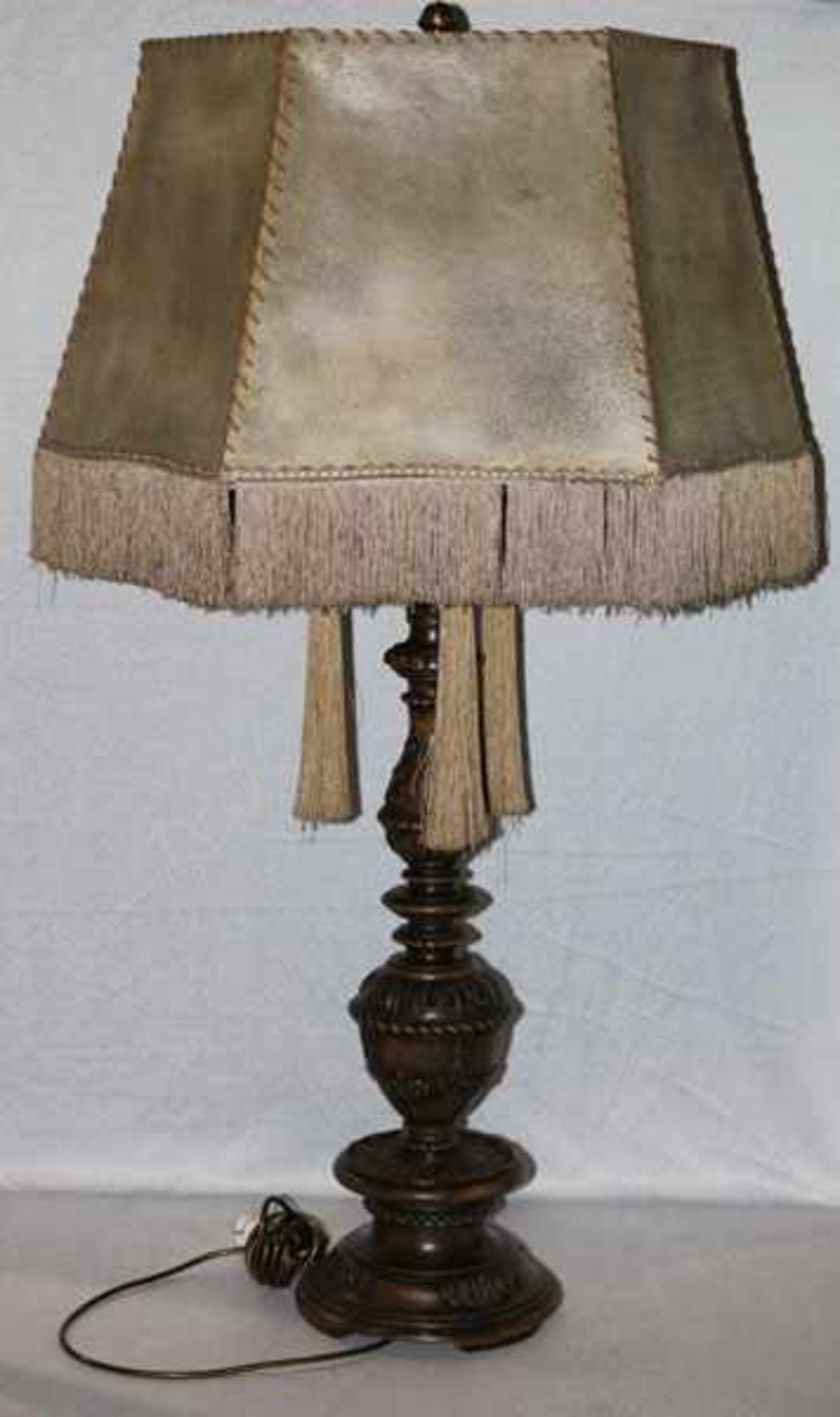 Tischlampe mit beschnitztem Holzfuß und eckiger Lampenschirm, H 112 cm, D 66 cm, Alters- und