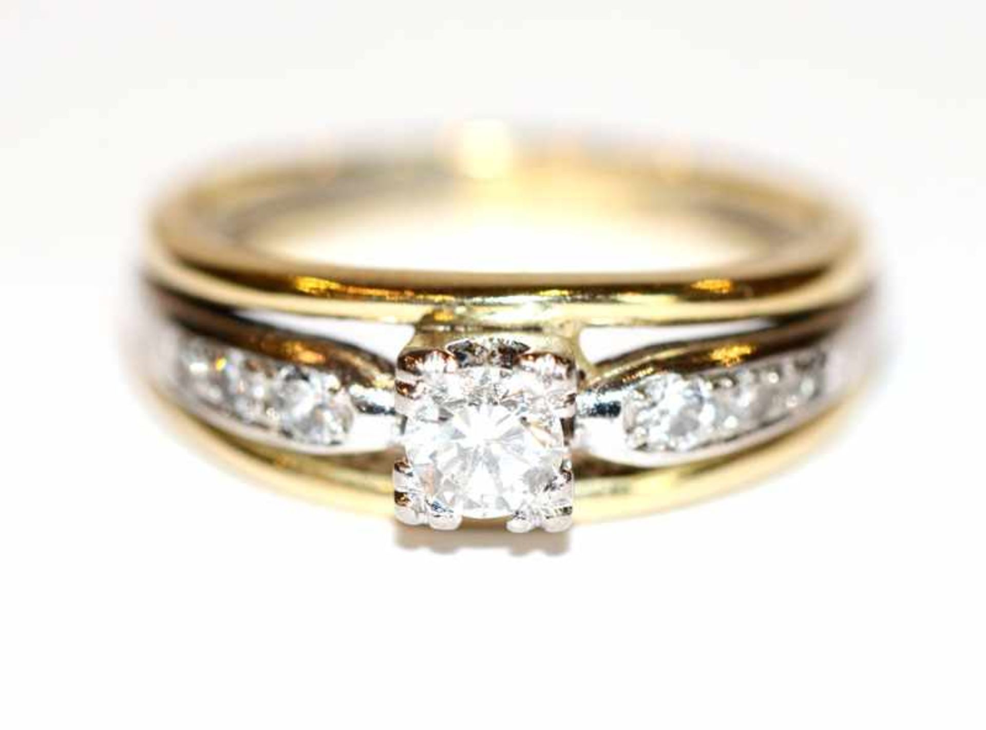 14 k Gelbgold Ring mit 7 in Weißgold gefaßten Diamanten, Gr. 52