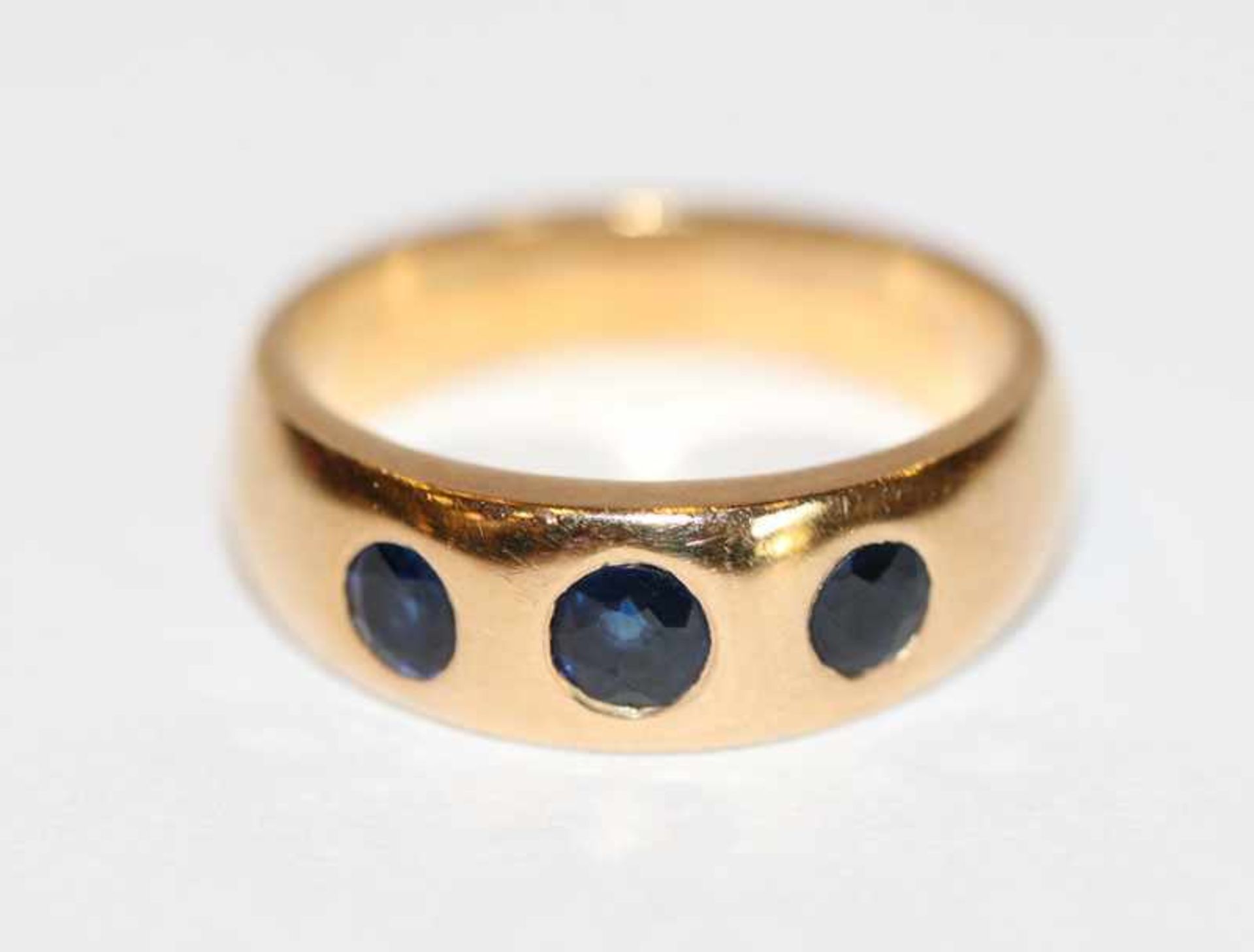 14 k Gelbgold Bandring mit 3 Safiren, Gr. 47