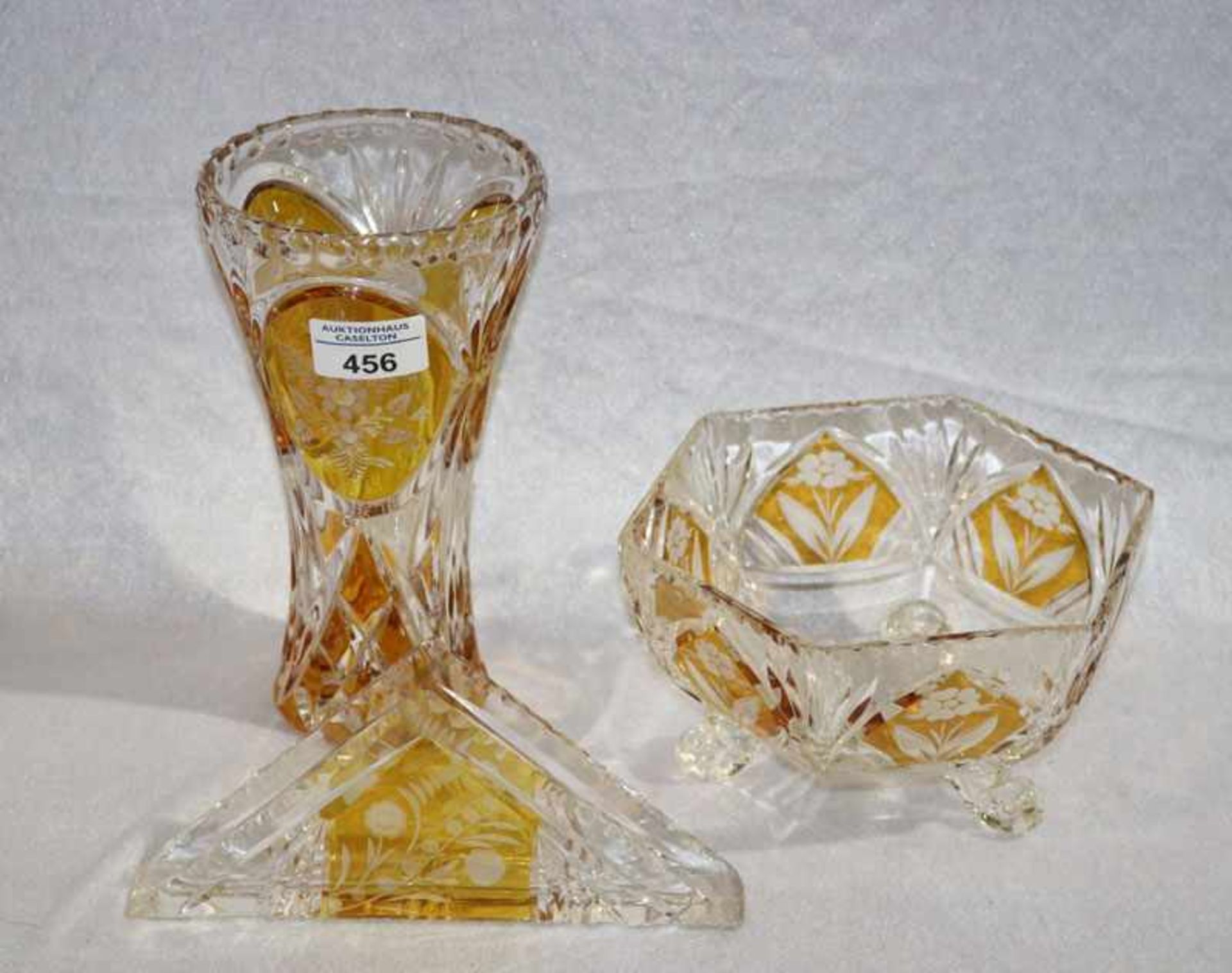 Glas-Konvolut: Schale, H 10 cm, D 16,5 cm, Vase, H 20 cm, D 11 cm, und Serviettenständer, H 9 cm,