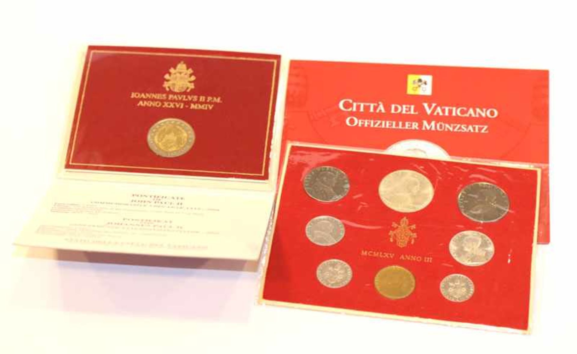 2 Euro Papst Johannes Paul II., 2004, und Vatikan Münzsatz Papst Paul IV. 1965 mit 500 Lire in