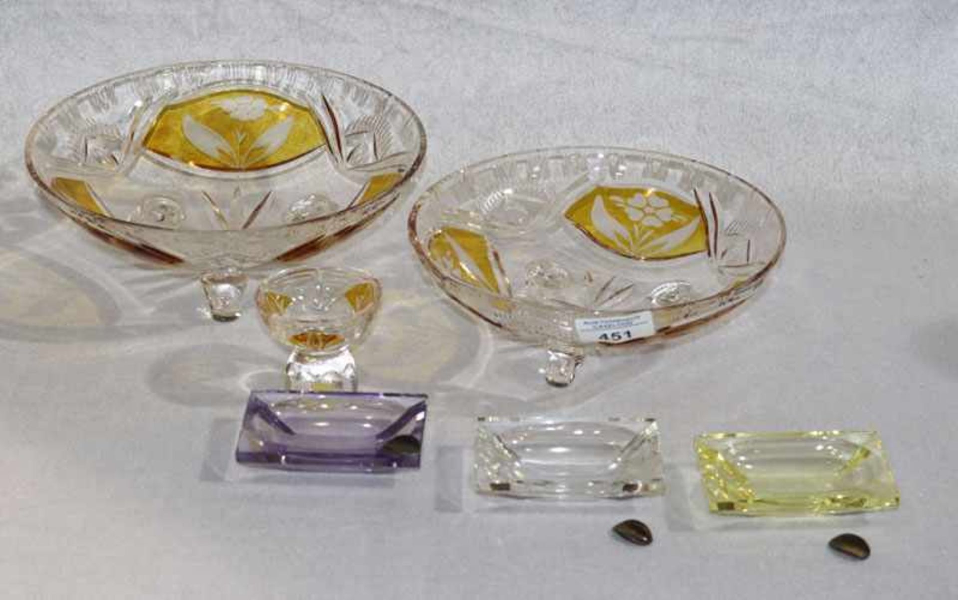 Glas-Konvolut: 2 Schalen auf 3 Füßen, H 7/8 cm, D 20/22 cm, teils bemalt und mit Schliffdekor, ein