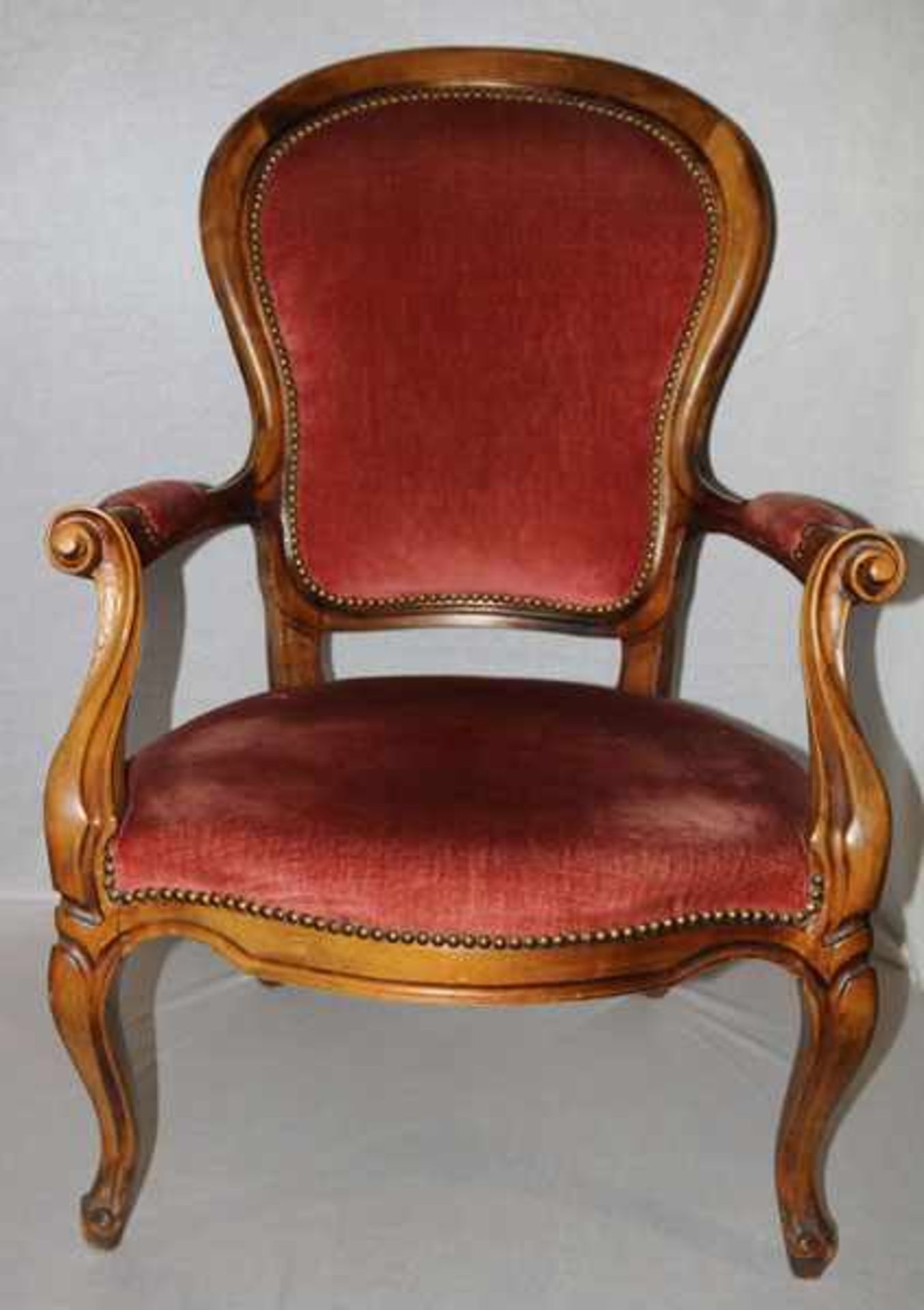 Armlehnstuhl auf geschwungenen Beinen, Sitz, Lehne und Armlehnen gepolstert und mit rotem Samt