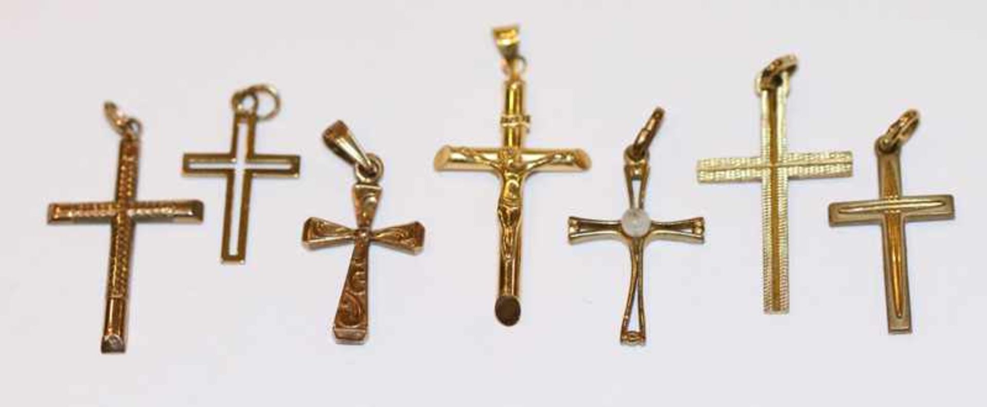 Konvolut von 7 Kreuzanhänger, 8 k Gelbgold, 4,9 gr., verschiedene Dekore