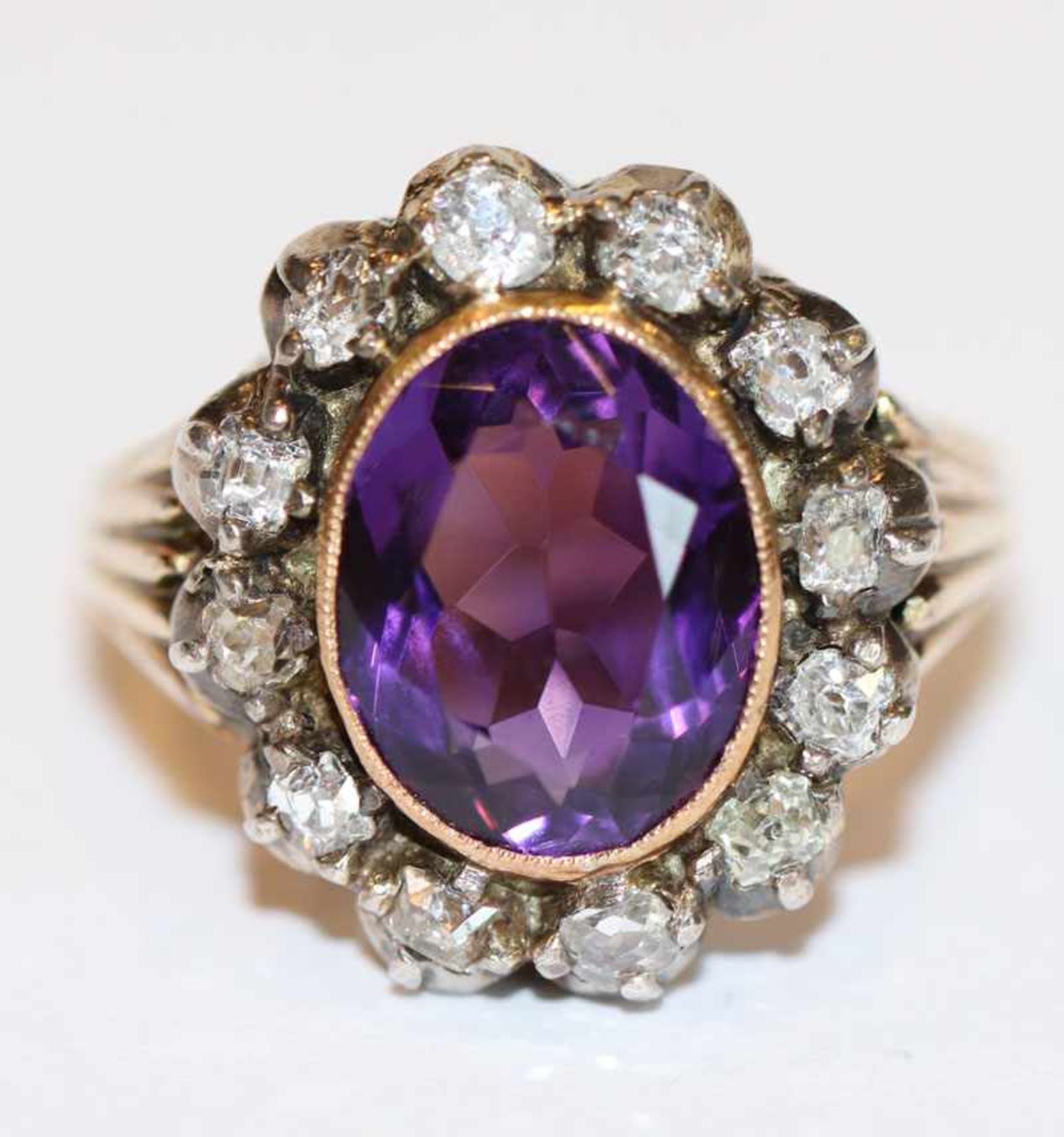 14 k Gelbgold Ring mit Amethyst und 12 Diamanten, 19. Jahrhundert, 9,7 gr., Gr. 62, schöne