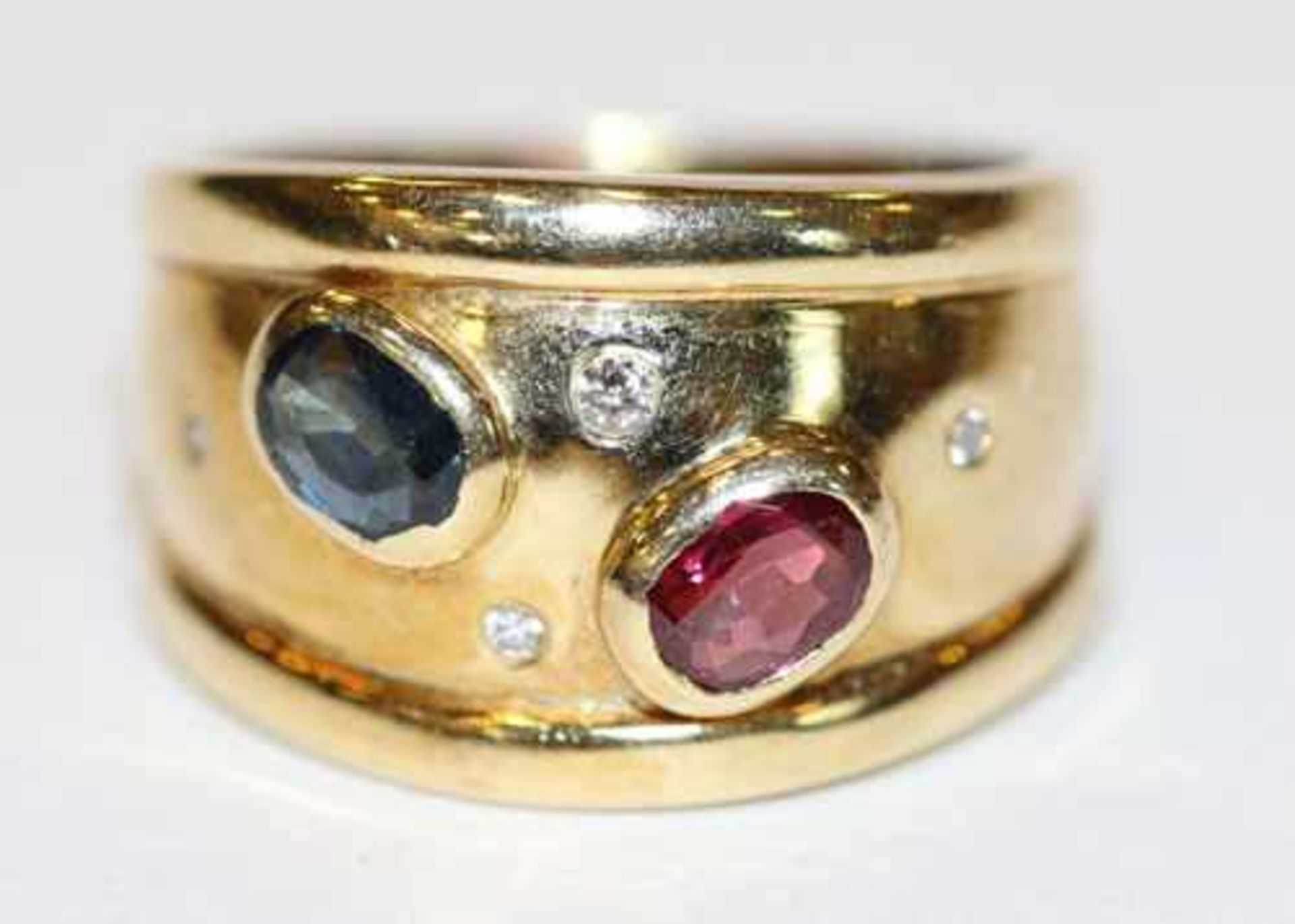 14 k Gelbgold Ring mit Safir, Rubin und kleinen Diamanten, 7,5 gr., Gr. 52