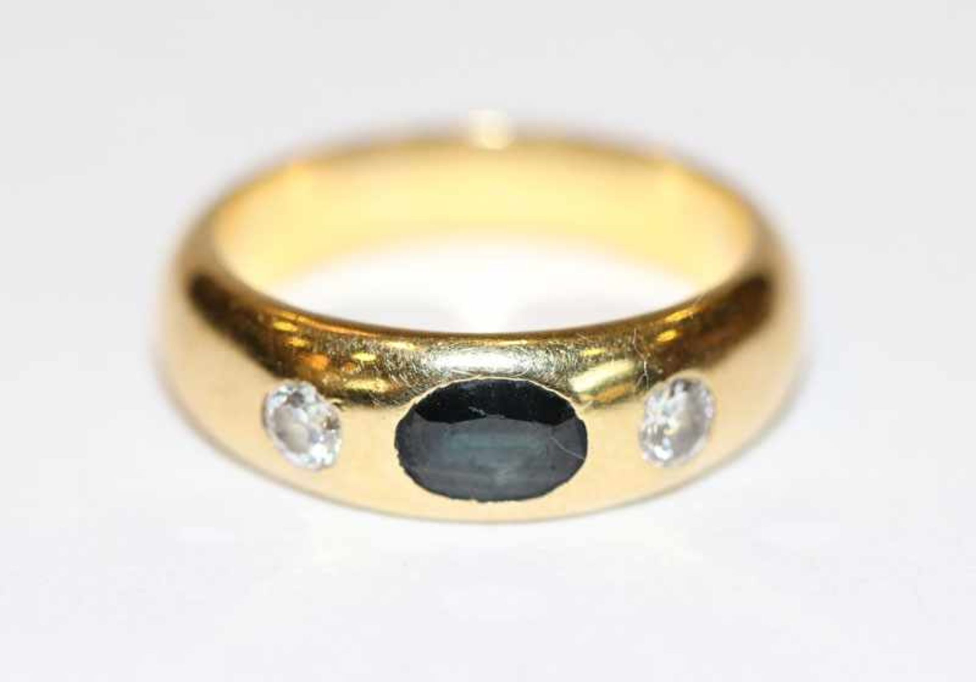 14 k Gelbgold (geprüft) Bandring mit Safir und 2 Diamanten, 5,6 gr., Gr. 50