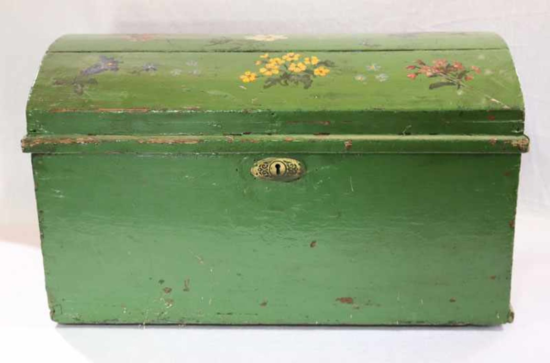 Holztruhe, Nadelholz, Korpus mit gewölbtem Deckel, aufklappbar, grün bemalt mit Alpenblumen, H 43