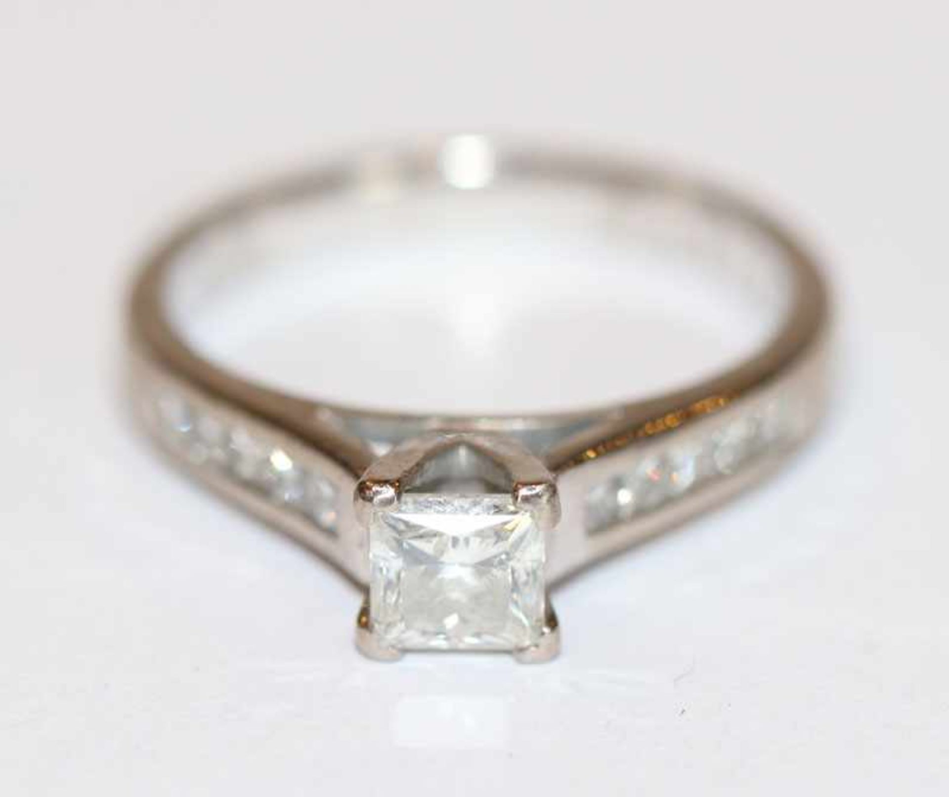 18 k Weißgold Ring mit 0,7 ct. Diamant im Princessschliff und 10 Diamanten, zus. 0,32 ct. im