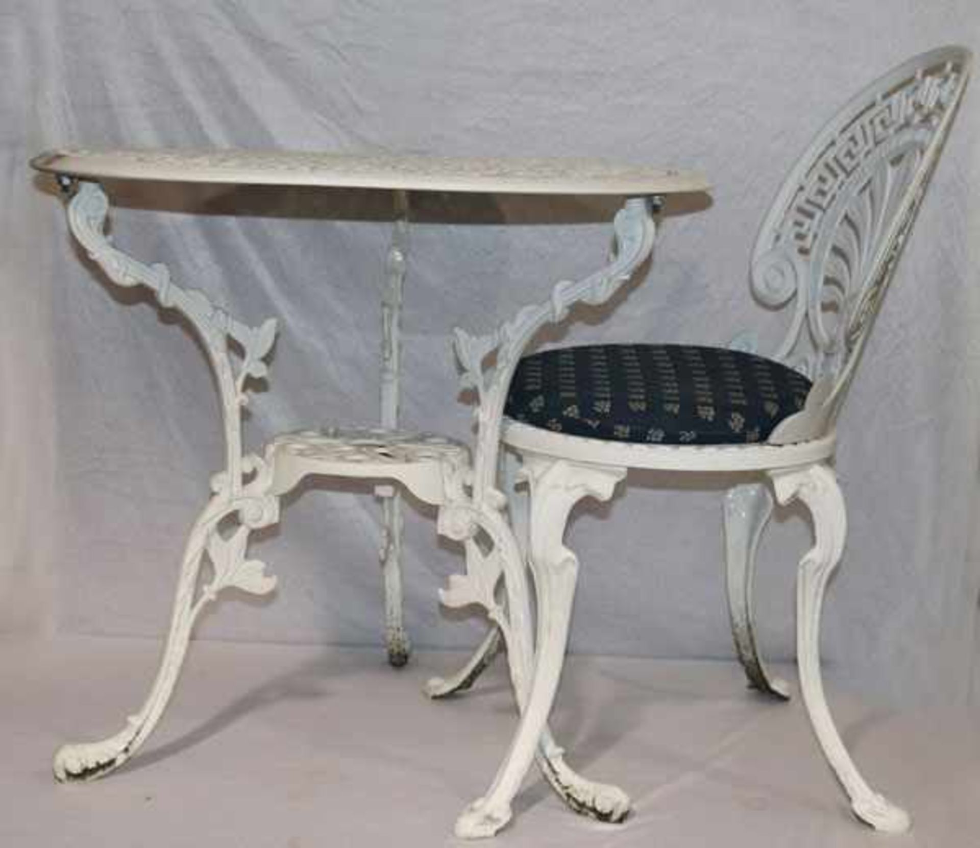 Garten-Garnitur, Tisch mit 4 Stühlen, Metall/weiß bemalt, lose Sitzkissen, Tisch: H 66 cm, D 72