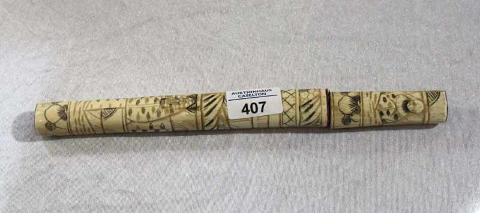 Asiatisches Messer mit Beinscheide, figürliche Schnitzereien, L 29 cm, Altersspuren
