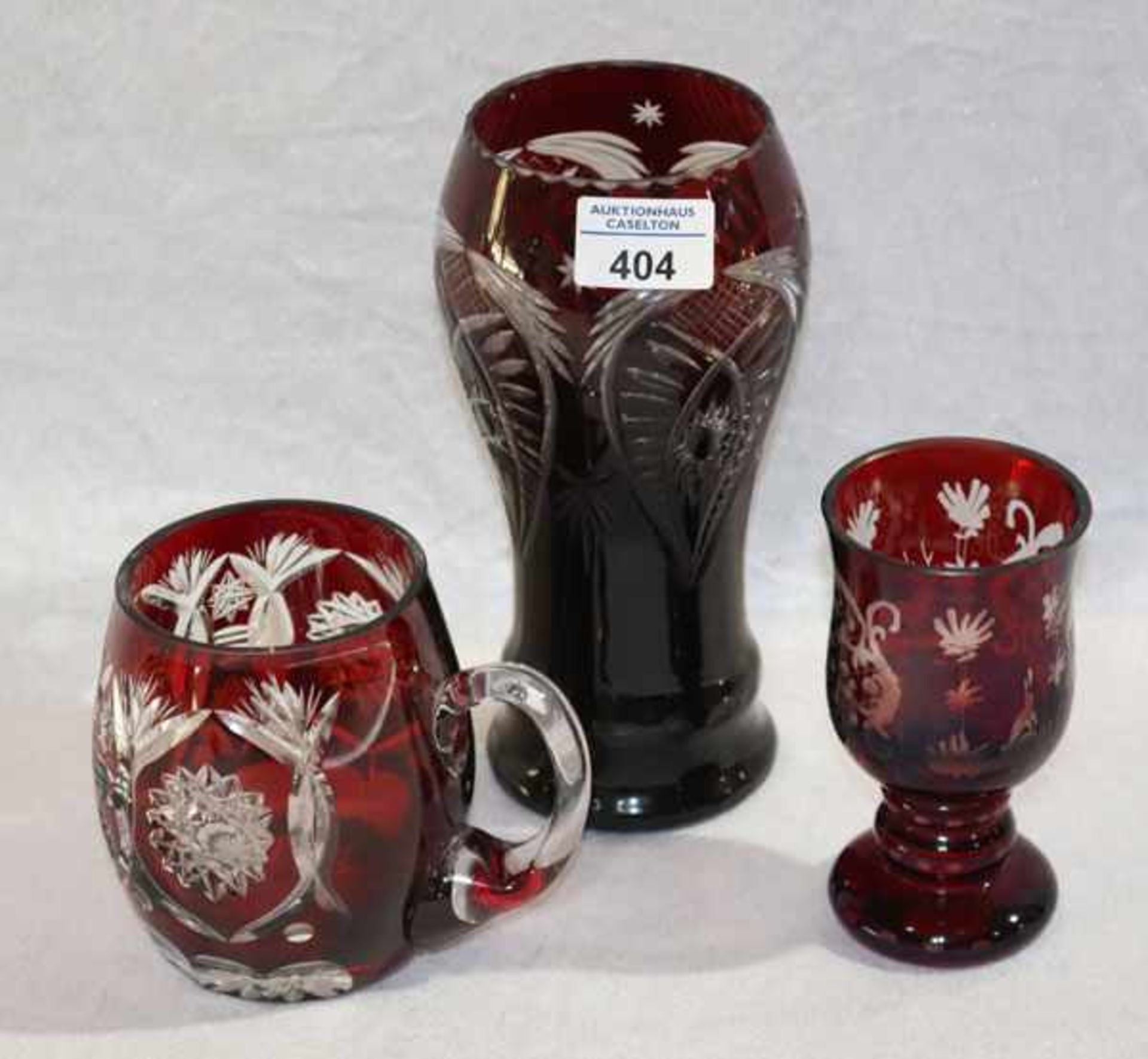 Glas-Konvolut, rot mit Schliffdekor: Vase, H 21 cm, D 11 cm, Bierkrug, H 12 cm, D 11 cm,