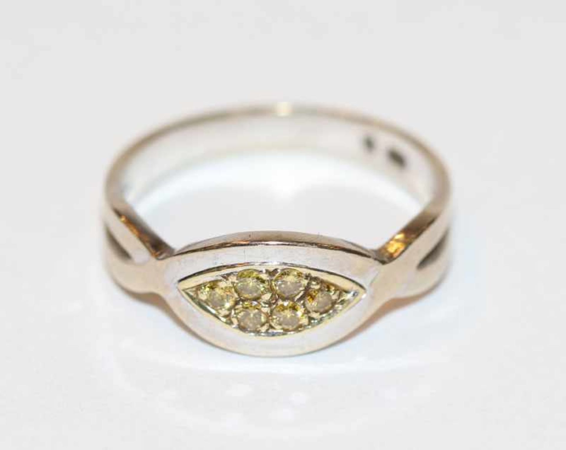 14 k Weißgold Ring mit gelben Diamanten, Gr. 53, 2,8 gr.