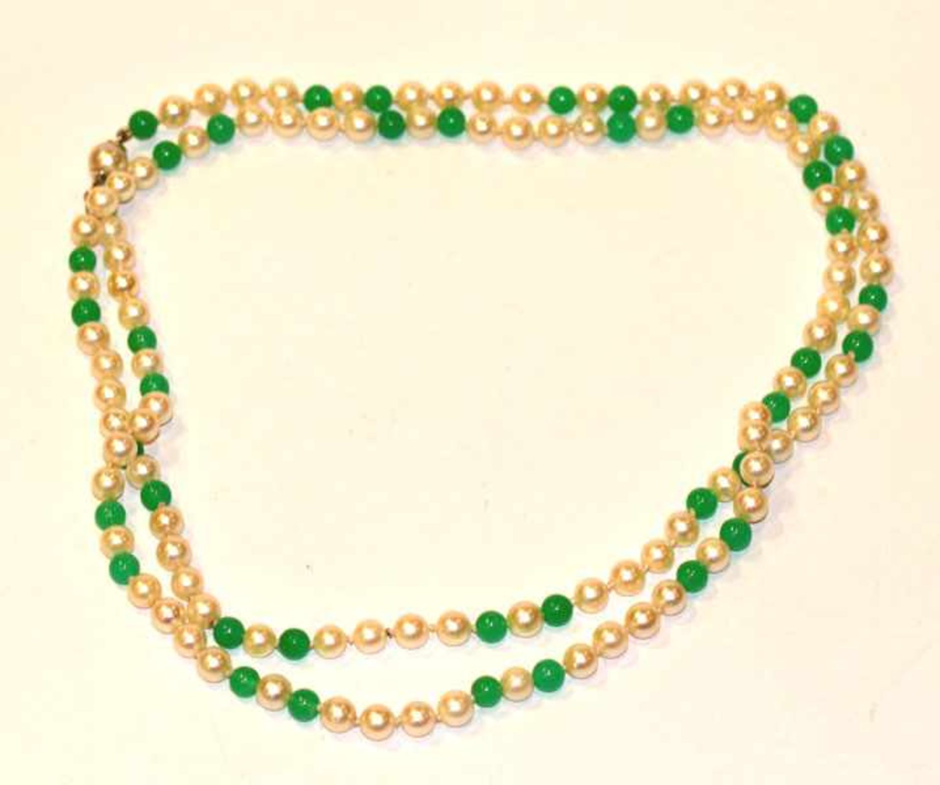 Perlenkette mit Chrysopras-Zwischenkugeln, 18 k Weißgold-Schließe, L 90 cm