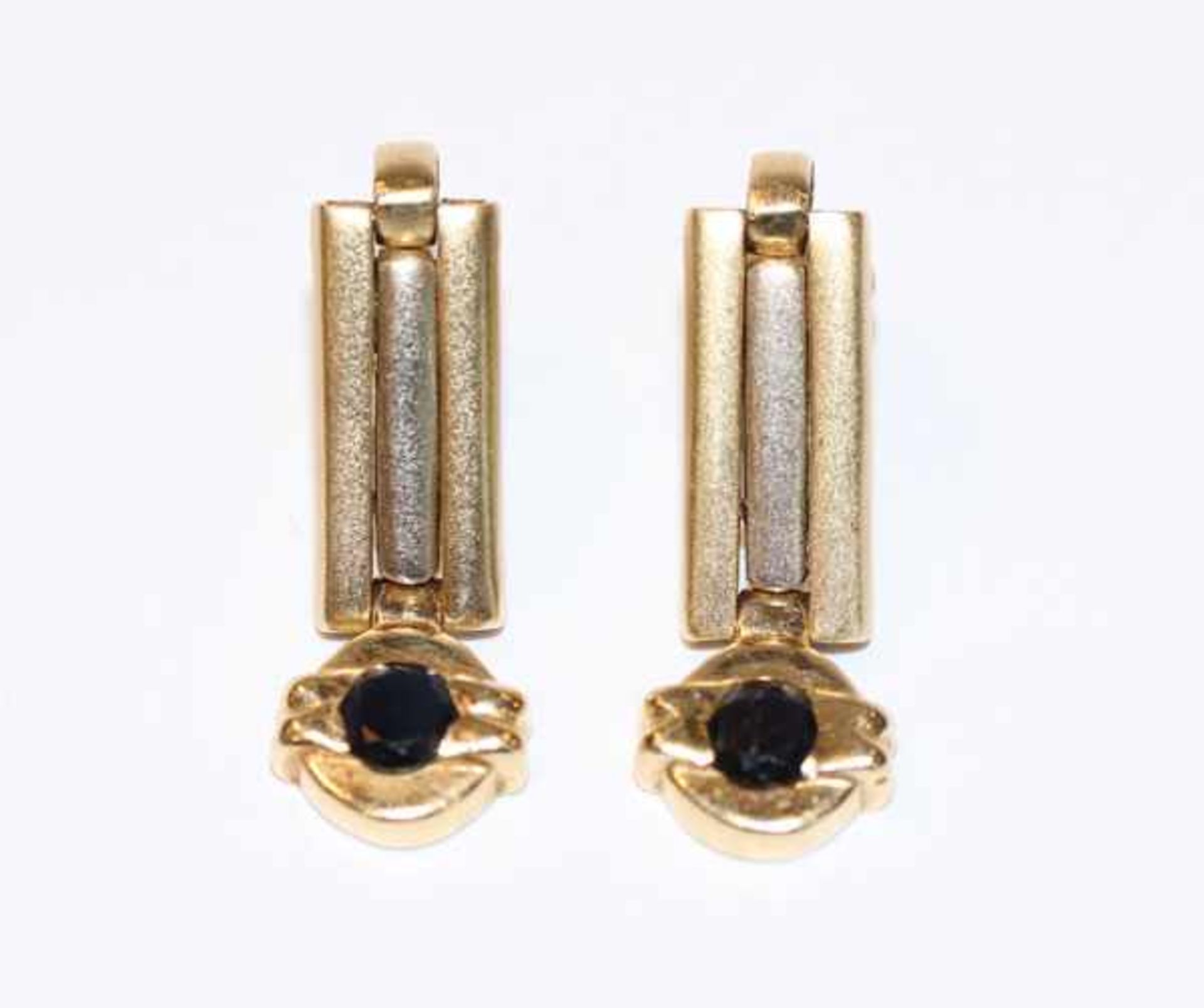 14 k Gelbgold Ohrstecker, teils mattiert mit Safiren, 7,5 gr., L 2,8 cm