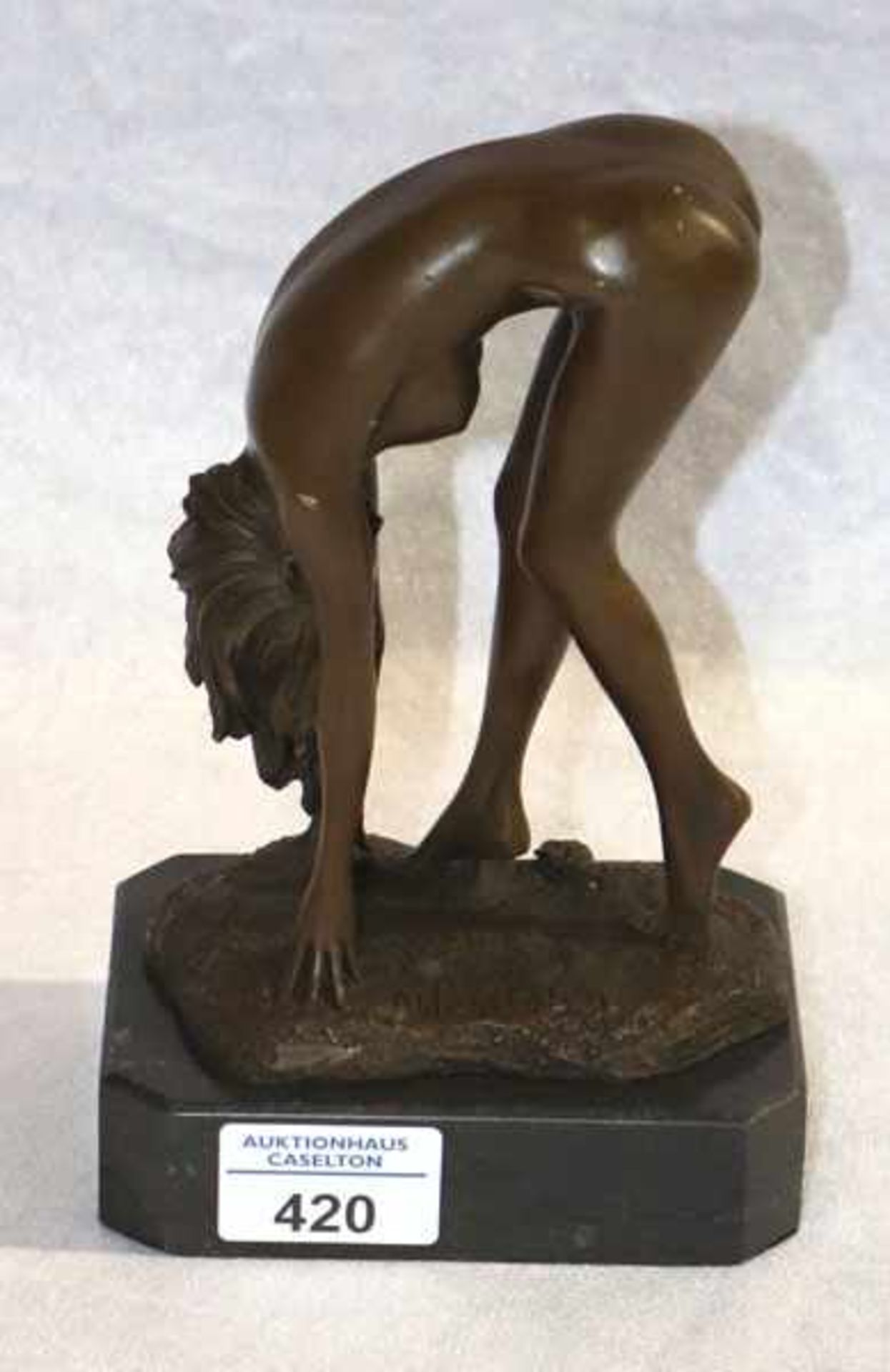 Bronze Figurenskulptur 'Beugender Frauenakt', nach Aldo Vitaleh, auf Marmorsockel, H 19 cm, B 12,5