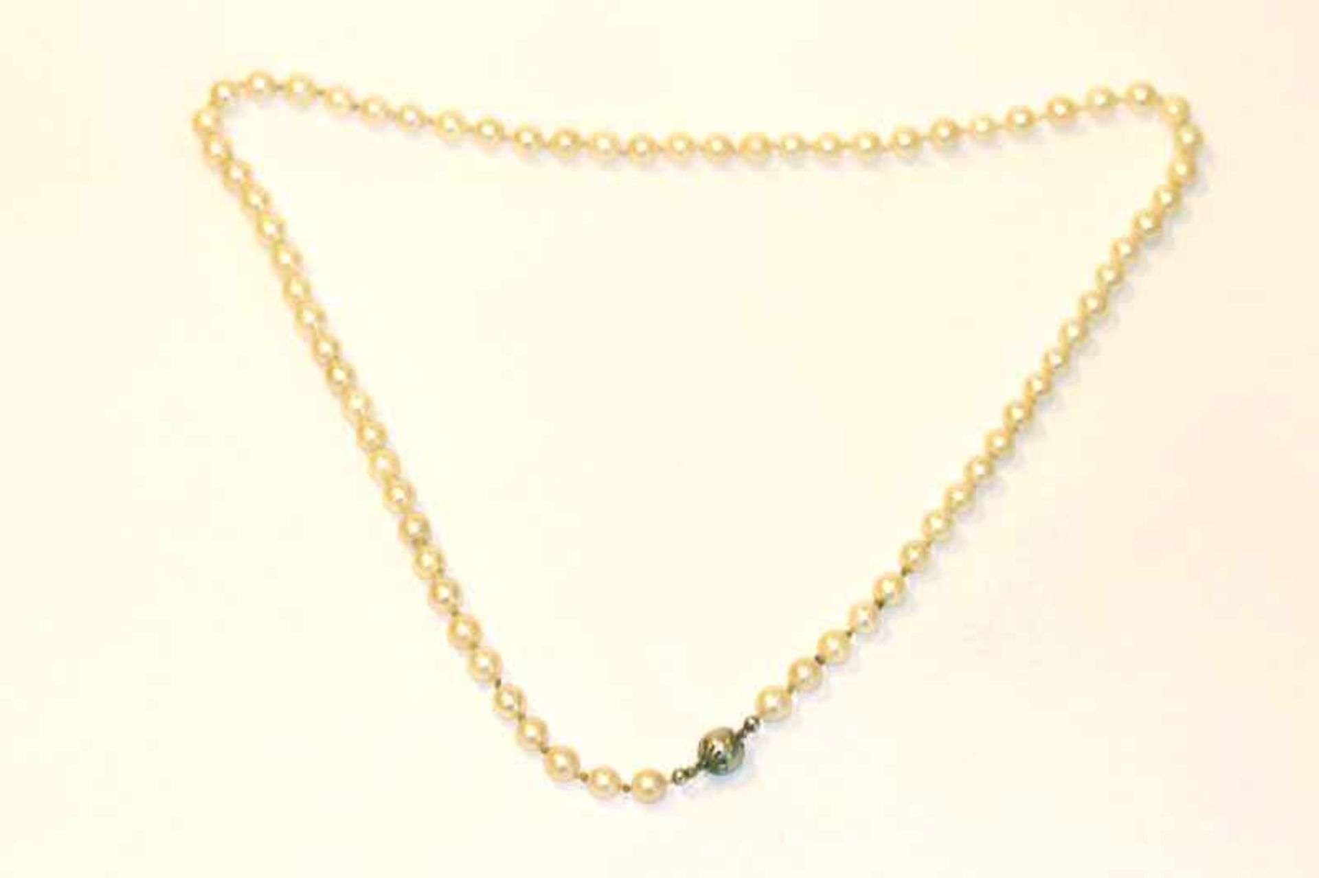 Perlenkette mit Silberschließe, L 66 cm, Tragespuren