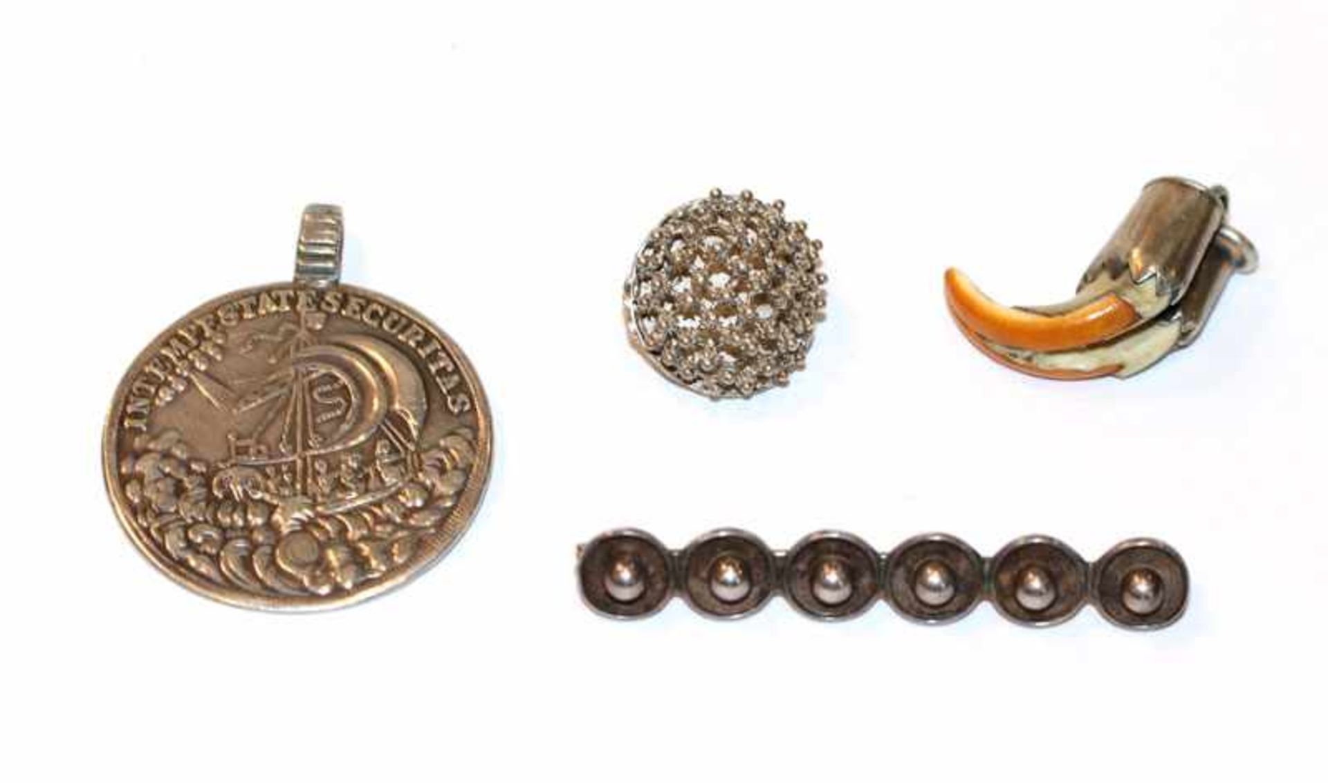 Silber Konvolut: Brosche, B 5,5 cm, St. Georg Anhänger, Charivari-Anhänger und ein Ohrhänger