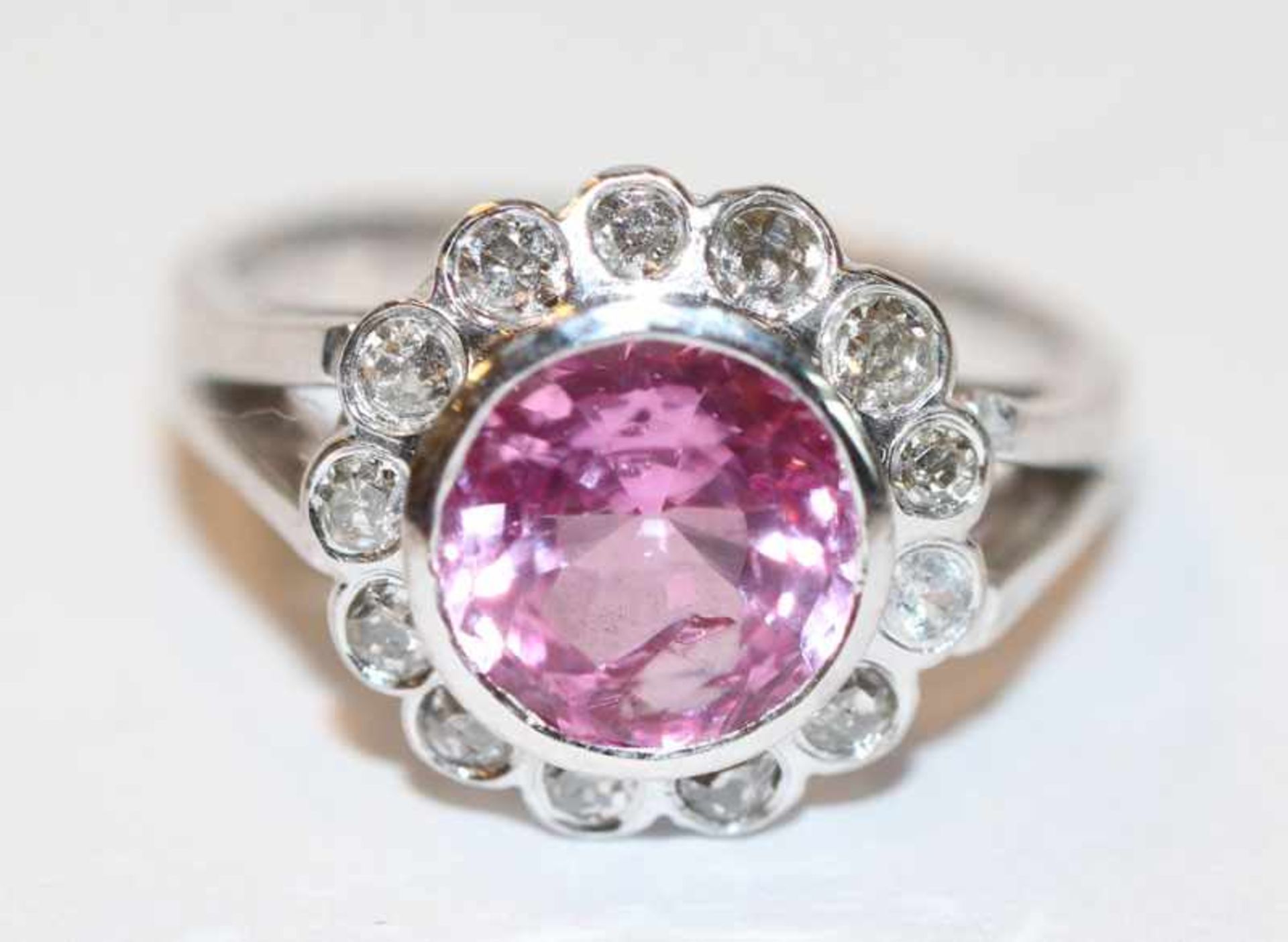 18 k Weißgolod Ring mit Chattam Pink Safir, 2,69 ct. und 12 Diamanten, Gr. 54, 6 gr.