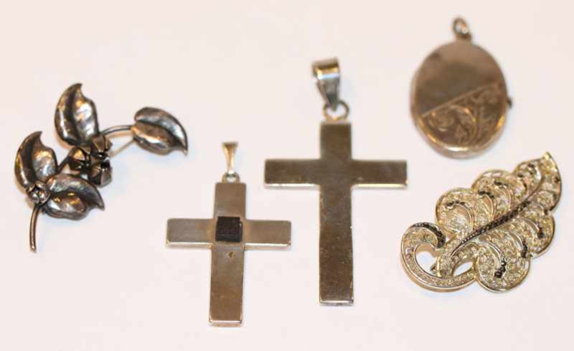 Silber Schmuck-Konvolut: 2 Kreuz-Anhänger, L 4,5/6 cm, Brosche in Blattform, B 4,5 cm, und Brosche