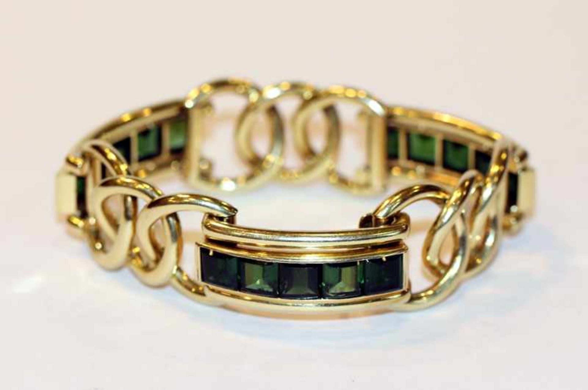 14 k Gelbgold Armband mit 15 Turmalinen in Caréschliff, L 18 cm, 44,4 gr., Steinoberflächen leicht