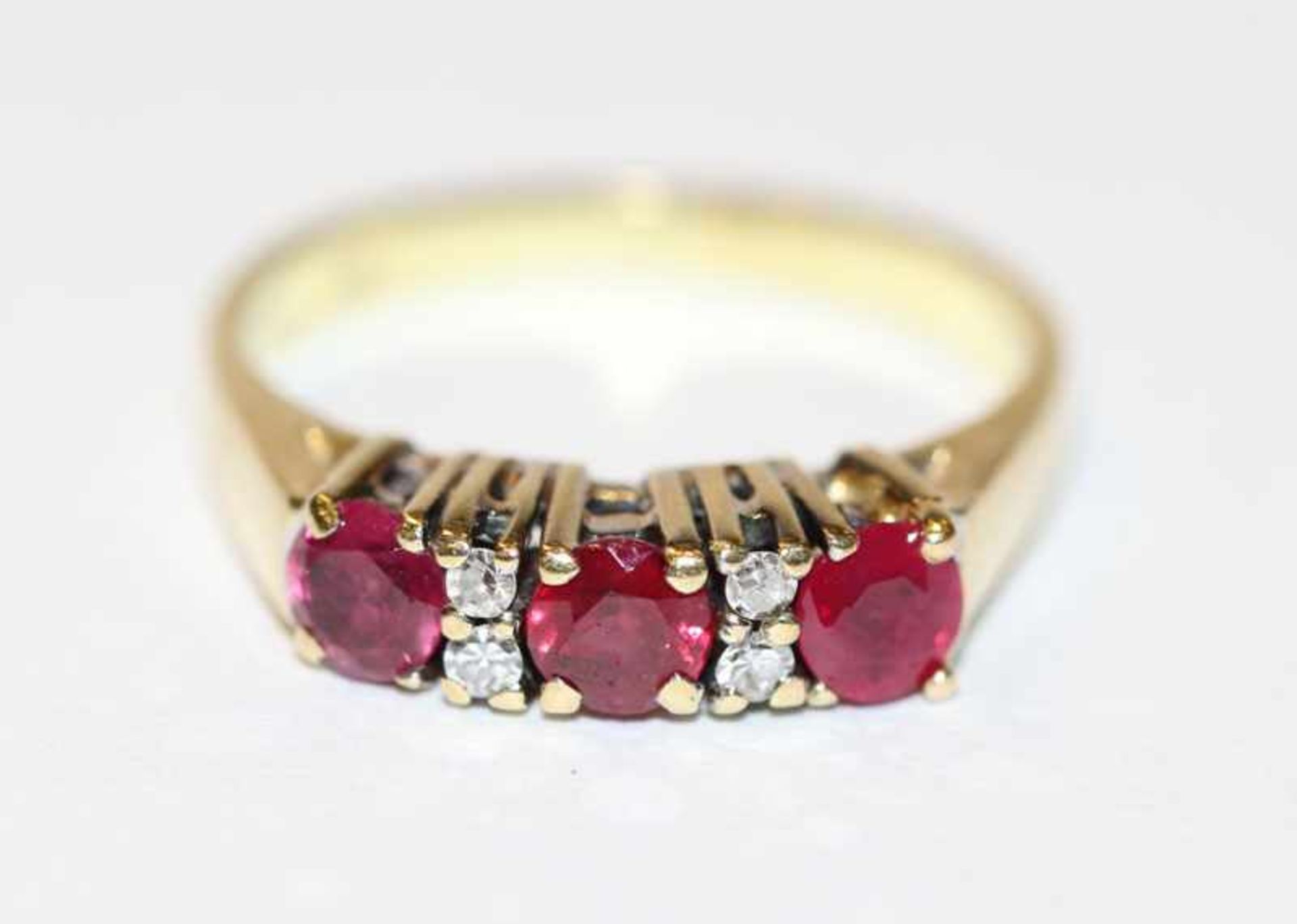 14 k Gelbgold Ring mit 3 Rubinen und 4 Diamanten, Gr. 52, 3,2 gr.