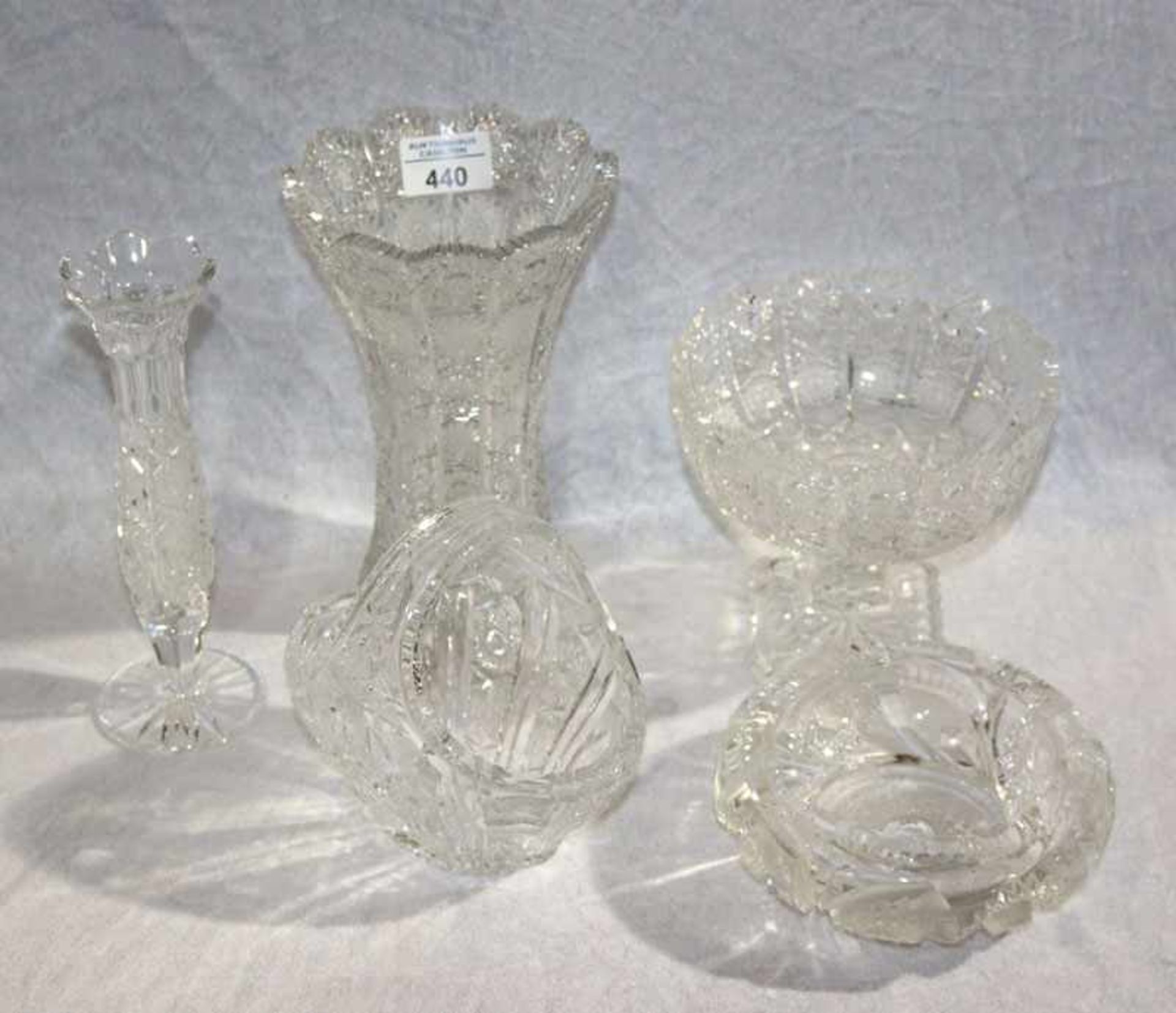 Kristallglas-Konvolut: 2 Vasen, H 21 cm, Fußschale, H 14 cm, D 16 cm, Henkelkörbchen, H 15 cm, B