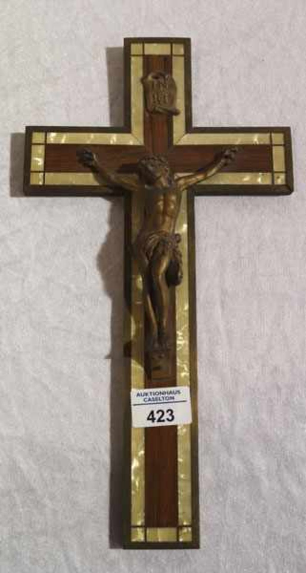 Holzkreuz mit Korpus Christi und Perlmutteinlage, H 35 cm, B 19 cm, Altersspuren