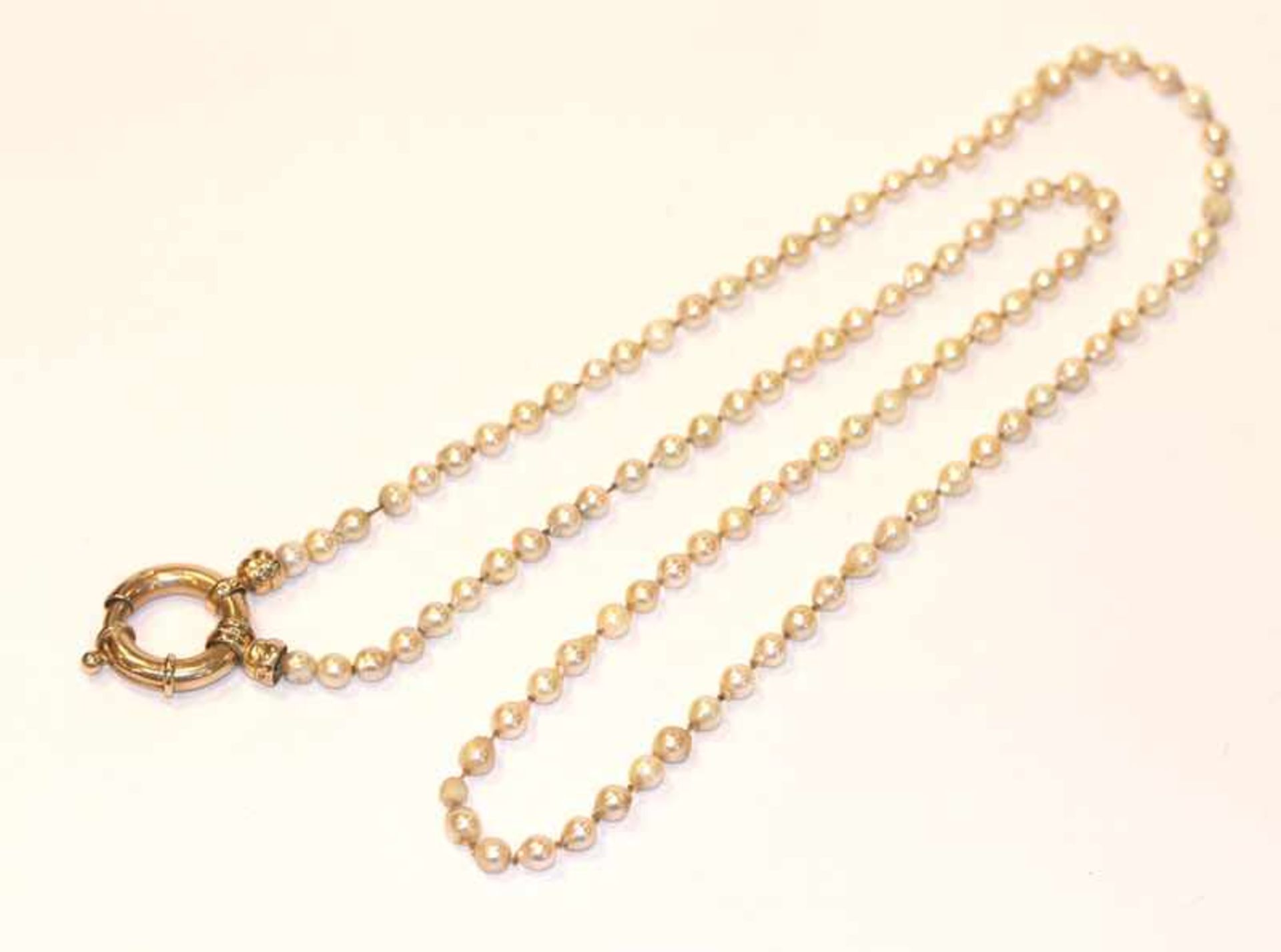 Perlenkette mit 14 k Gelbgold Ringverschluß. L 85 cm, Perlen teils beschädigt/blind, Knotung locker