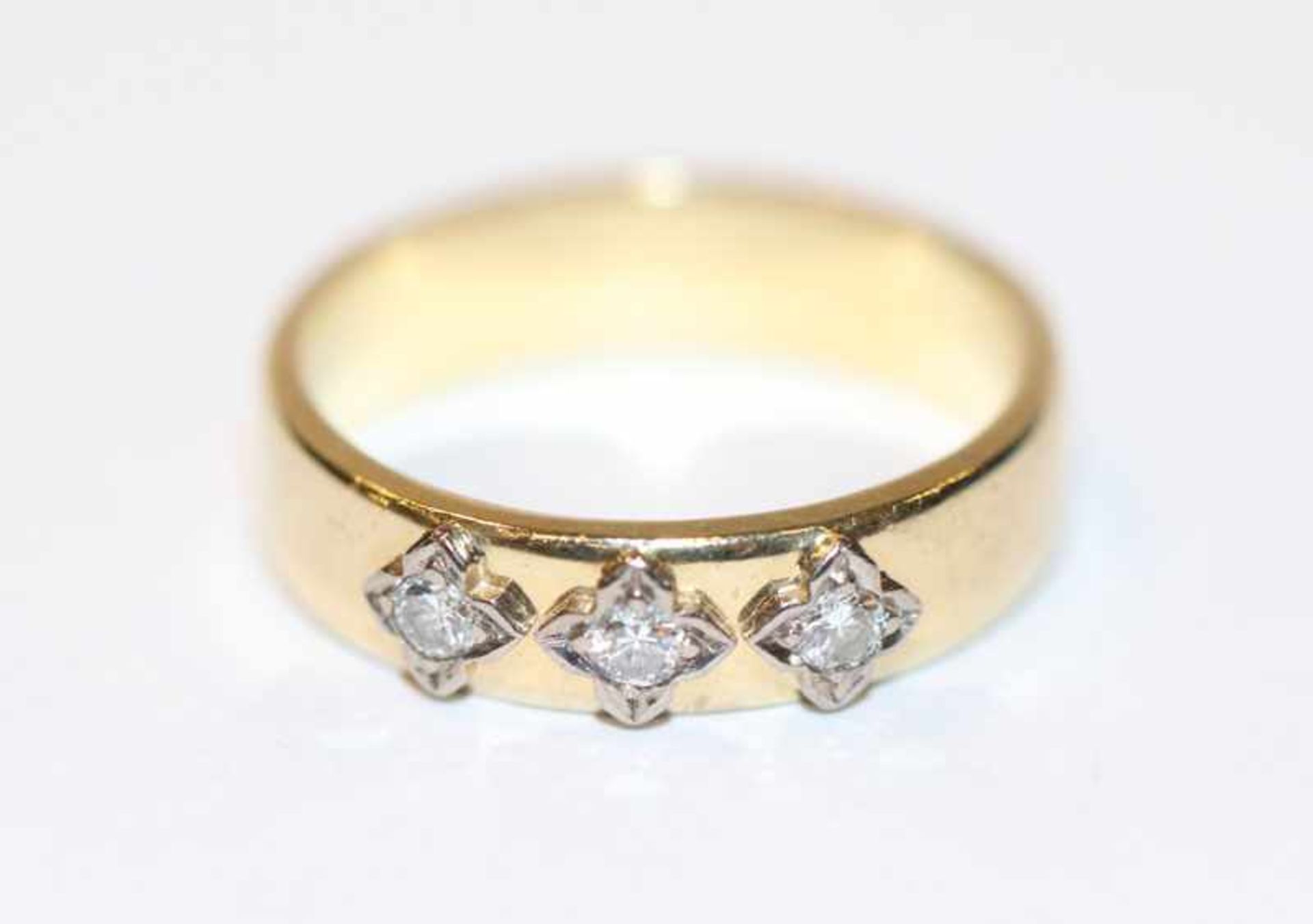 14 k Gelbgold Ring mit 3 Diamanten, Gr. 55