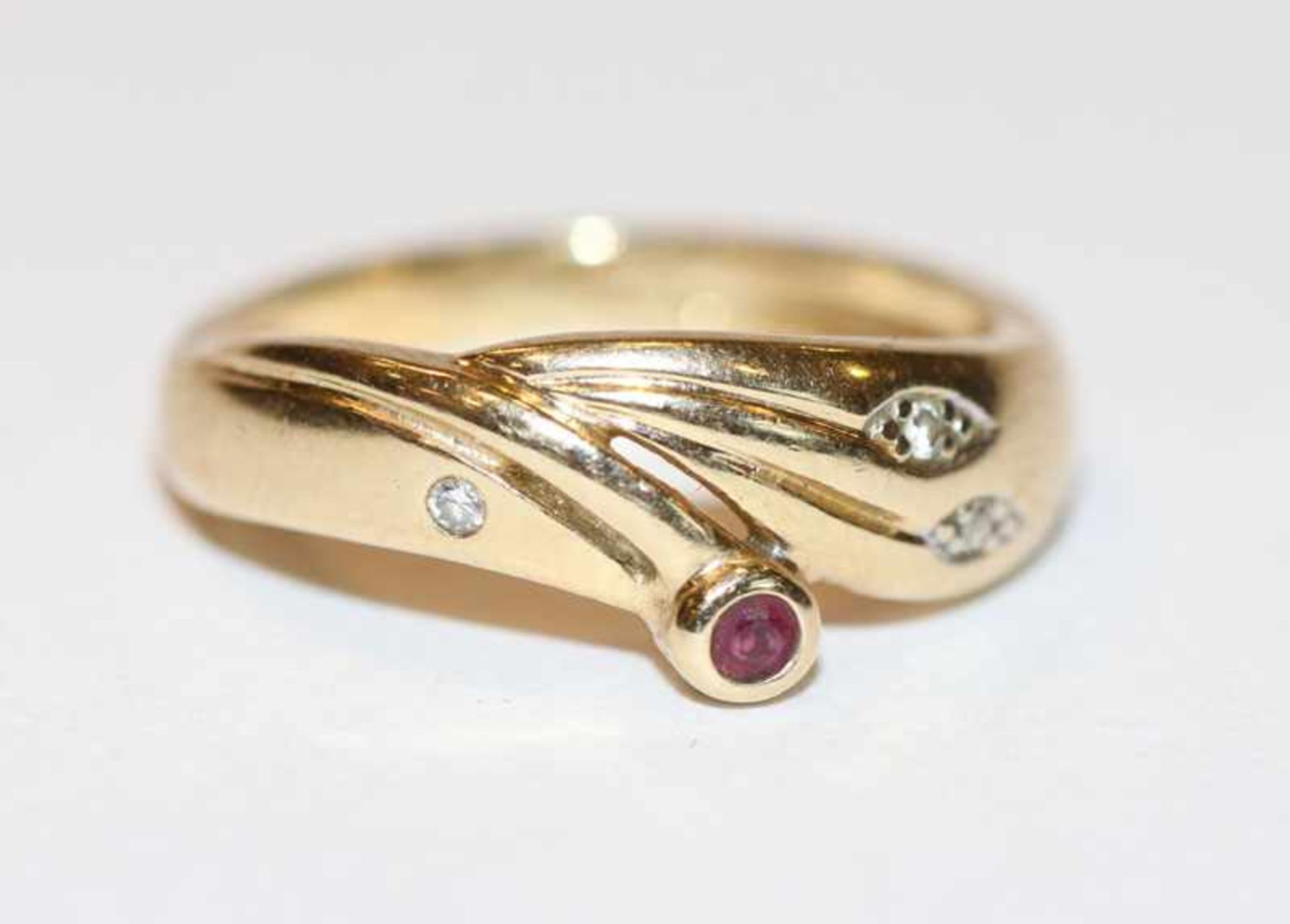 14 k Gelbgold Ring mit Rubin und kleinen Diamanten, Gr. 50, 2,7 gr.