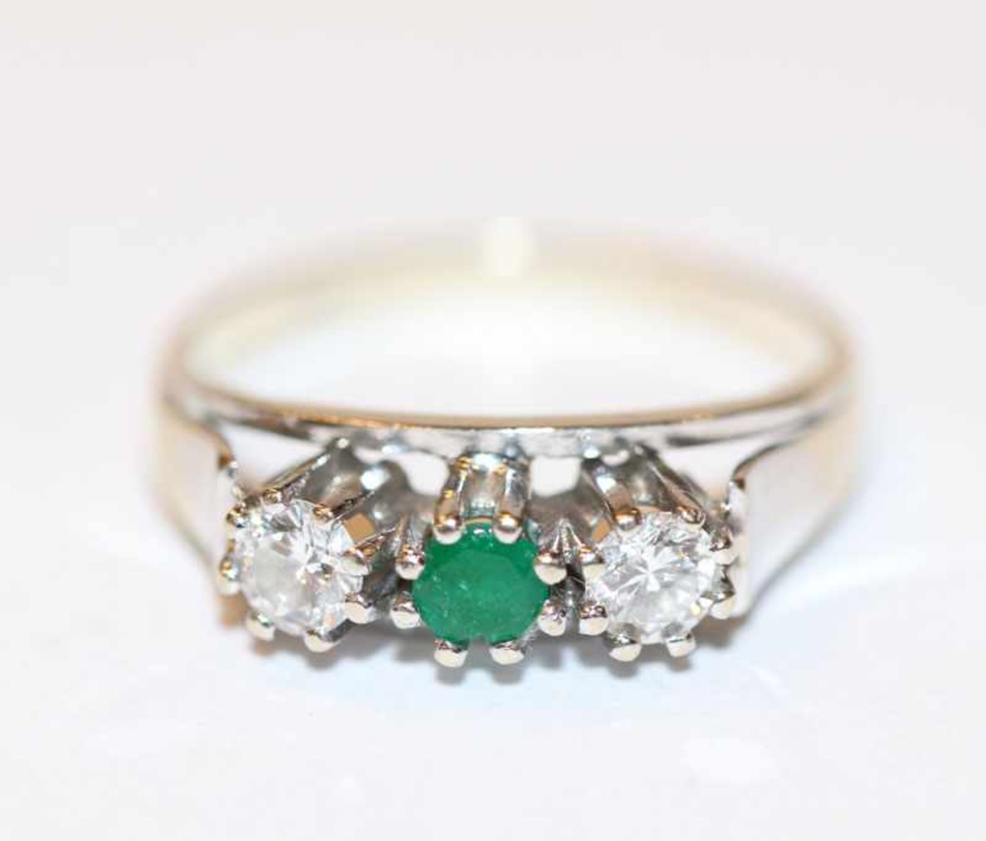 14 k Weißgold Ring mit 2 Diamanten, zus. 0,40 ct., und Smaragd, 0,22 ct., klassische Form, Gr. 54