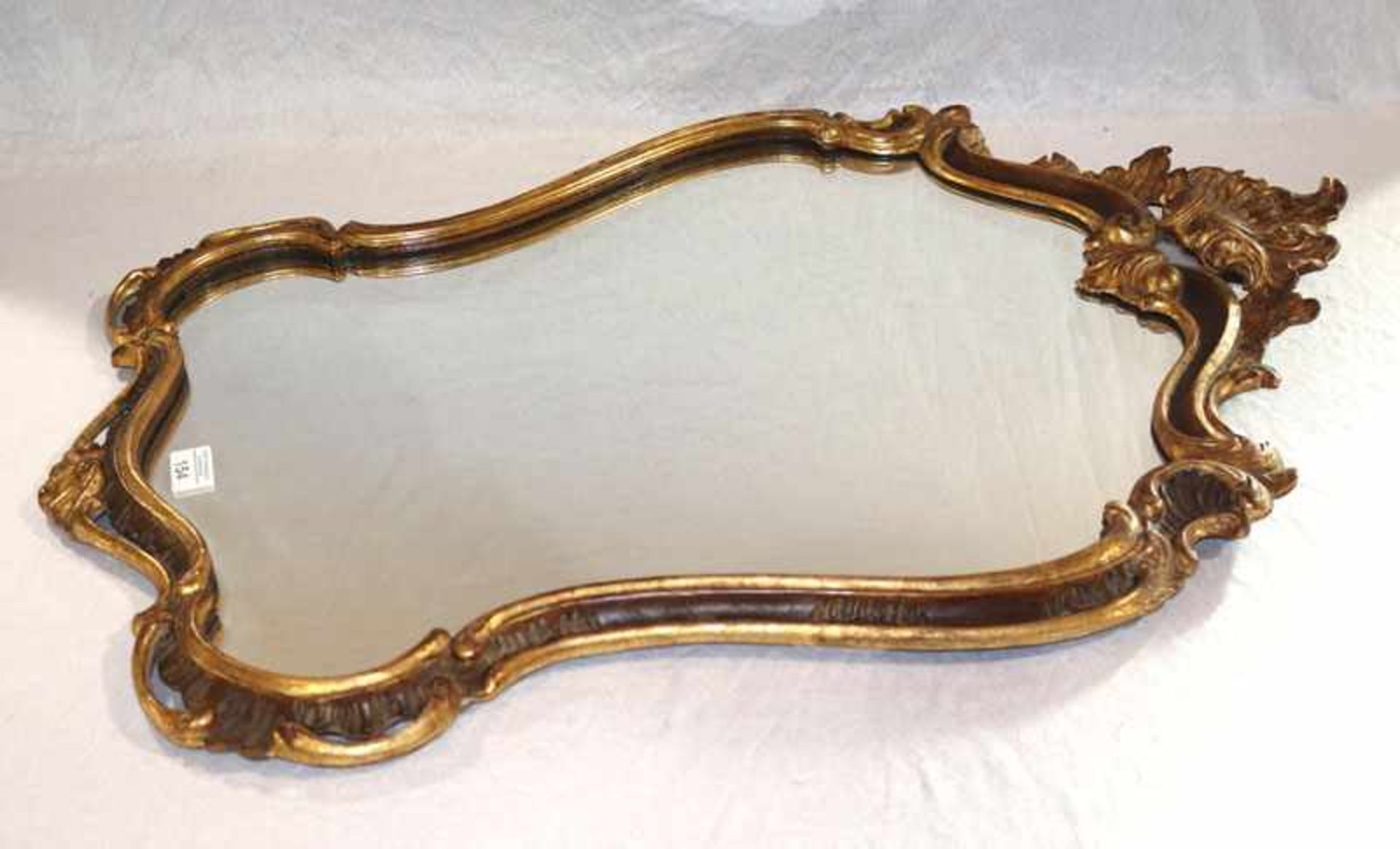 Wandspiegel in geschwungenen Rahmen, braun/gold gefaßt, incl. Rahmen 86 cm x 58 cm, leicht berieben